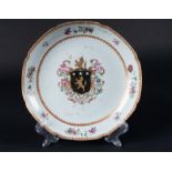 Arte Cinese A Chinese export Armorial porcelain dish China, Qing dynasty, 18th century .