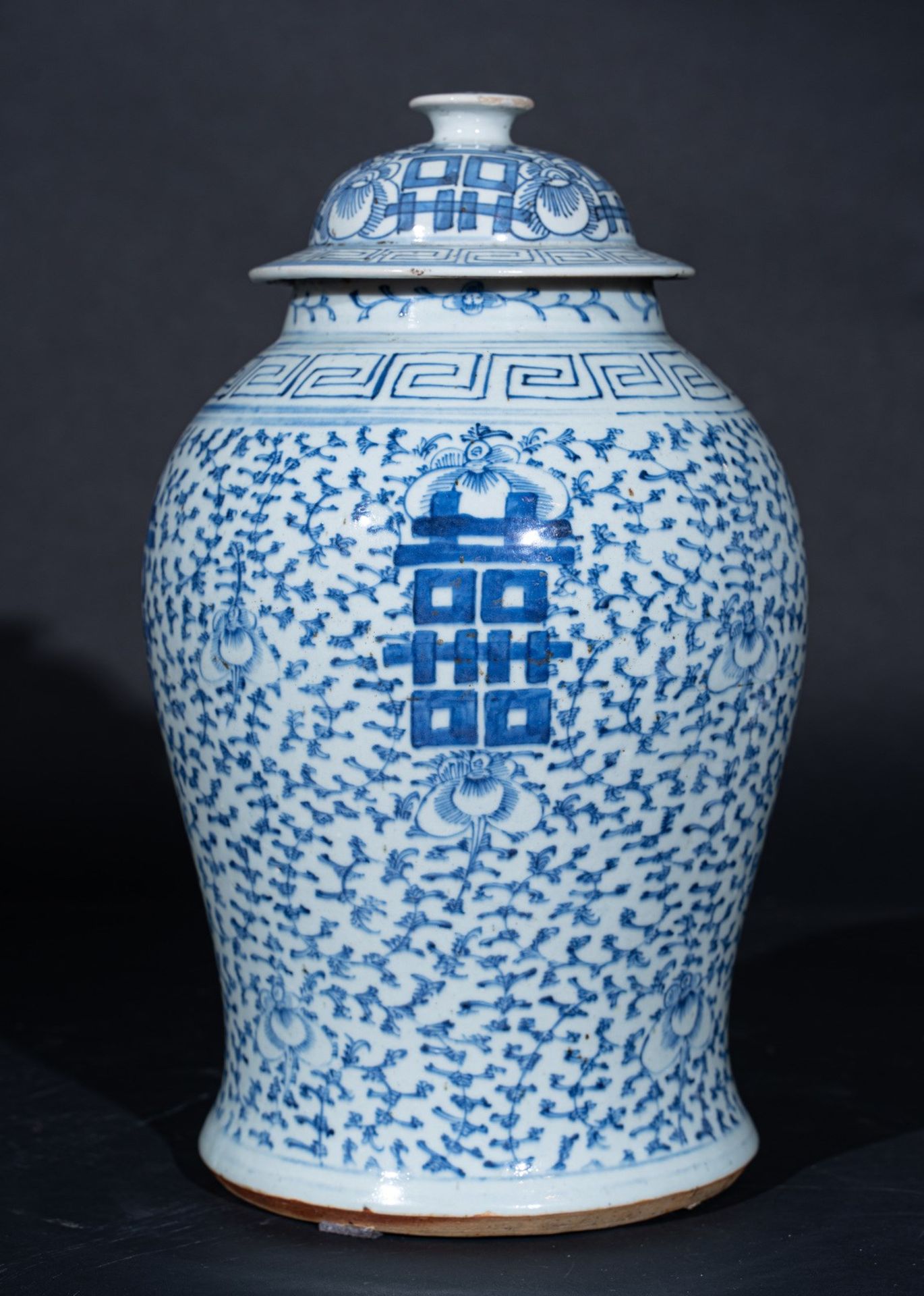 Arte Cinese A blu and white porcelain potiche painted with sprays and ideograms China, early 20th c