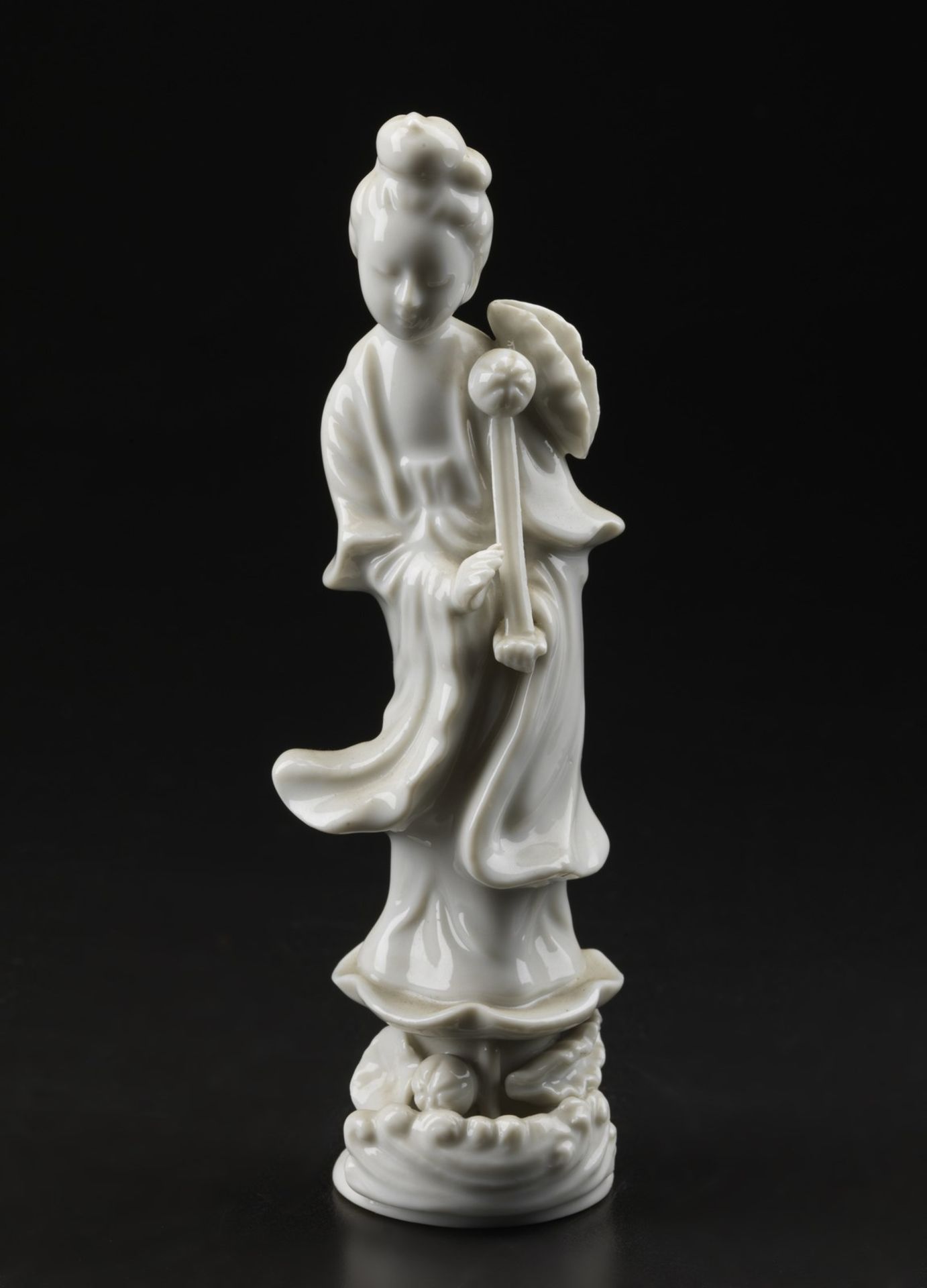 Arte Cinese Group of eight Blanc de Chine porcelain figures China, 19th-20th century . - Bild 10 aus 11