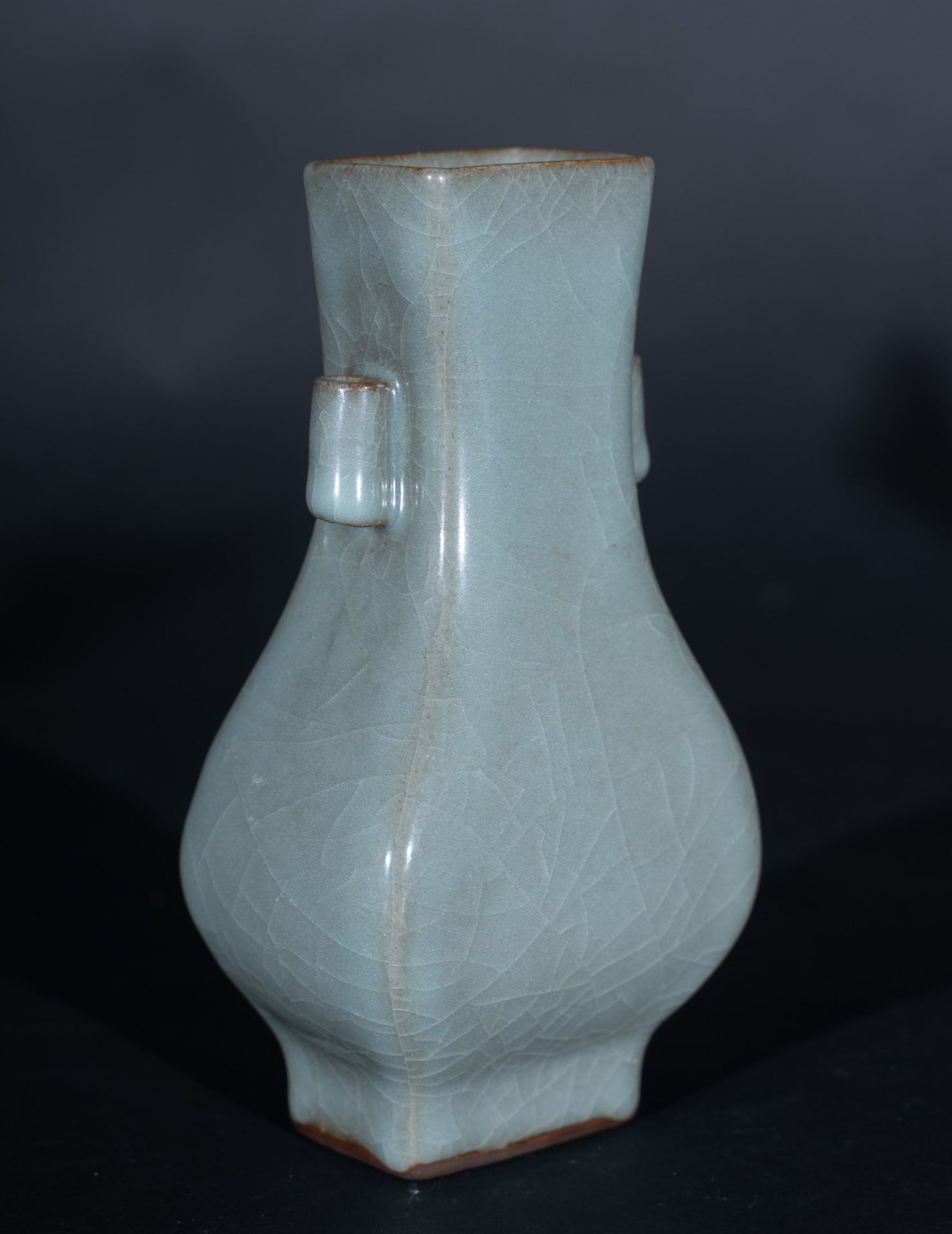 Arte Cinese A celadon glazed arrow shaped pottery vaseChina, Republic, early 20th century . - Bild 3 aus 4