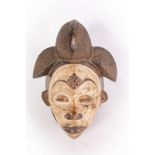 Arte africana A Punu “white mask” okuyGabon .