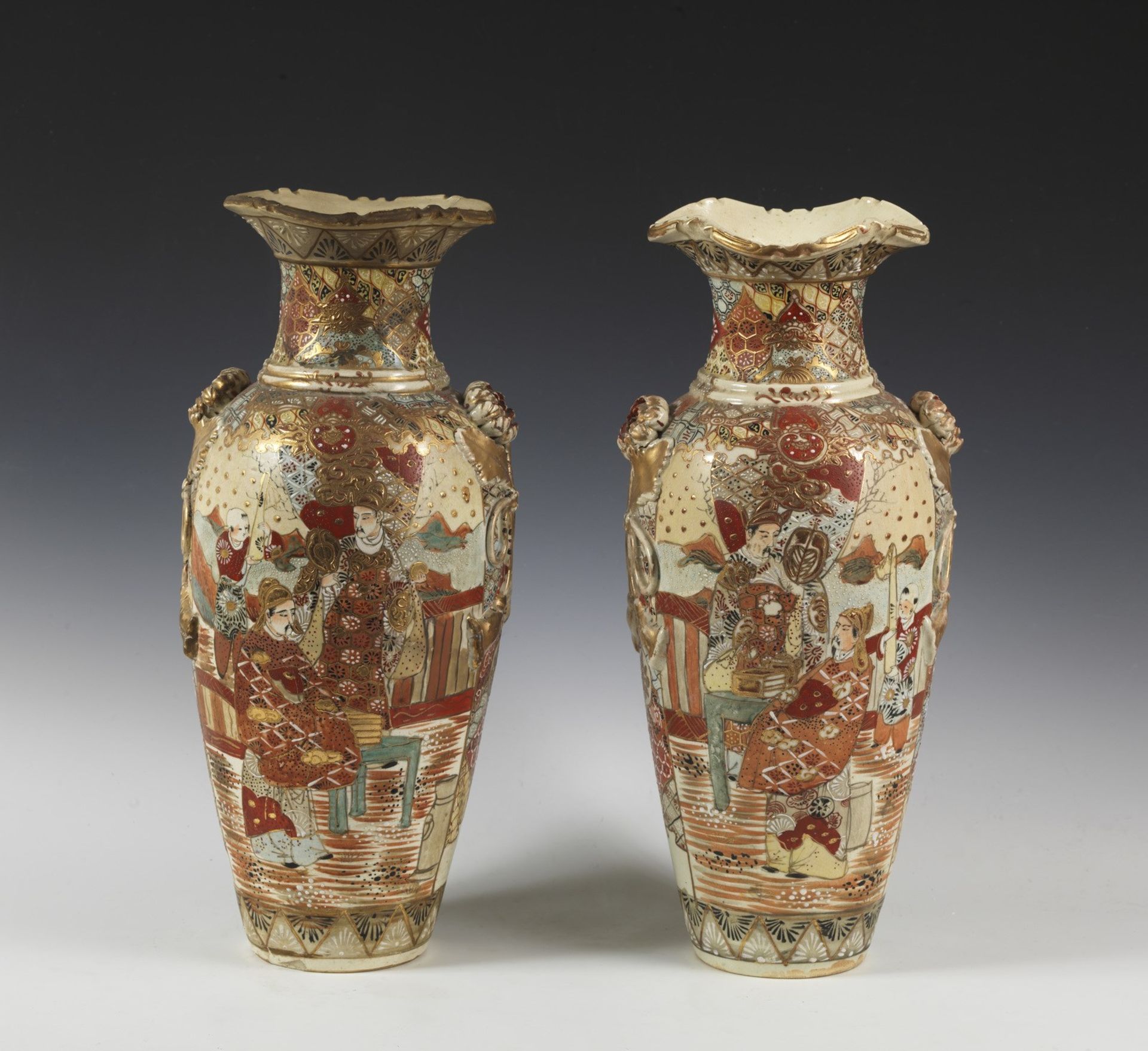 ARTE GIAPPONESE A pair of Satsuma pottery vases Japan, 19th century .