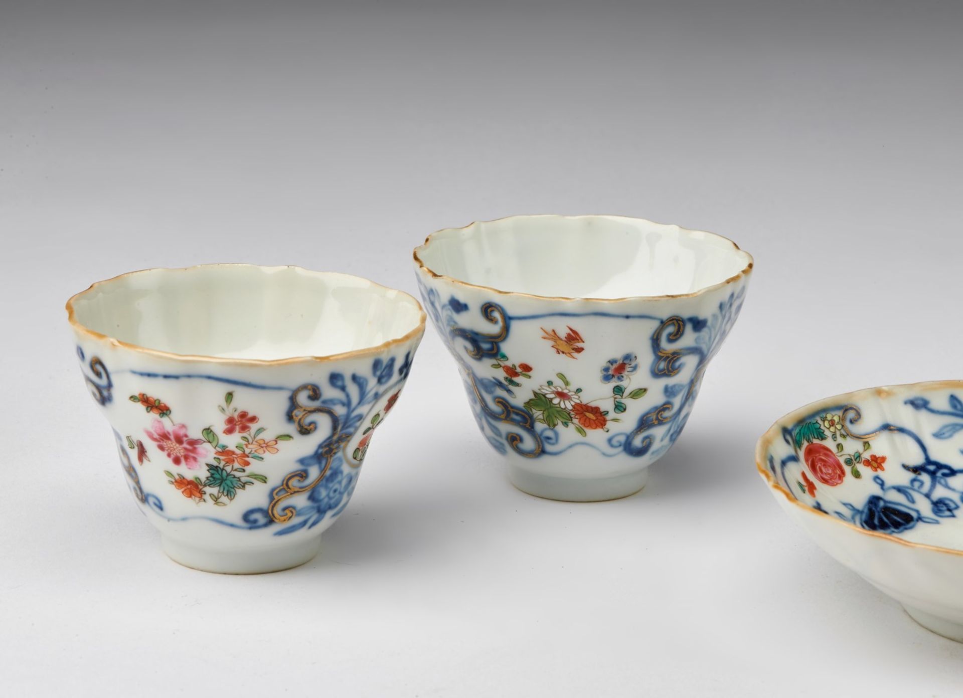 Arte Cinese A pair of porcelain export cups and dishes China, Qing dynasty, 18th century . - Image 3 of 5