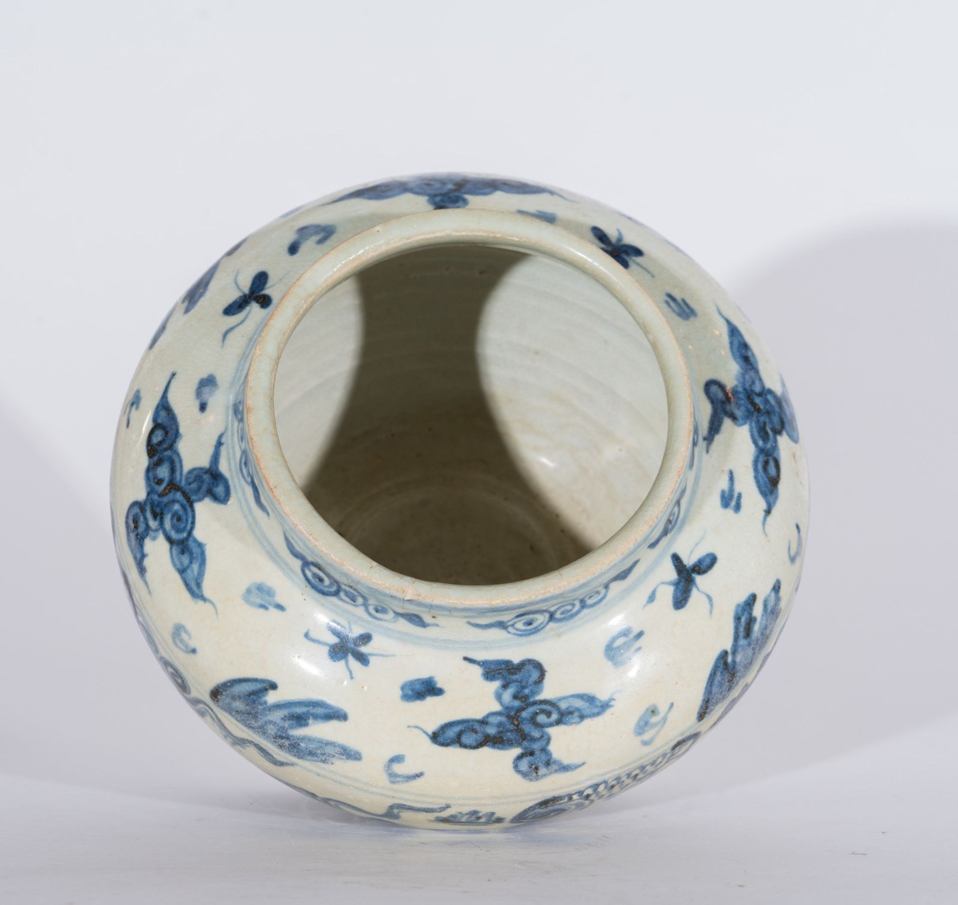 Arte Sud-Est Asiatico A blue and white pottery vase painted with vegetal motifs and clouds Vietnam, - Bild 4 aus 4