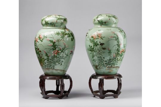 Arte Cinese A pair of porcelain potiches over celadon groundChina, early 20th century . - Bild 2 aus 4