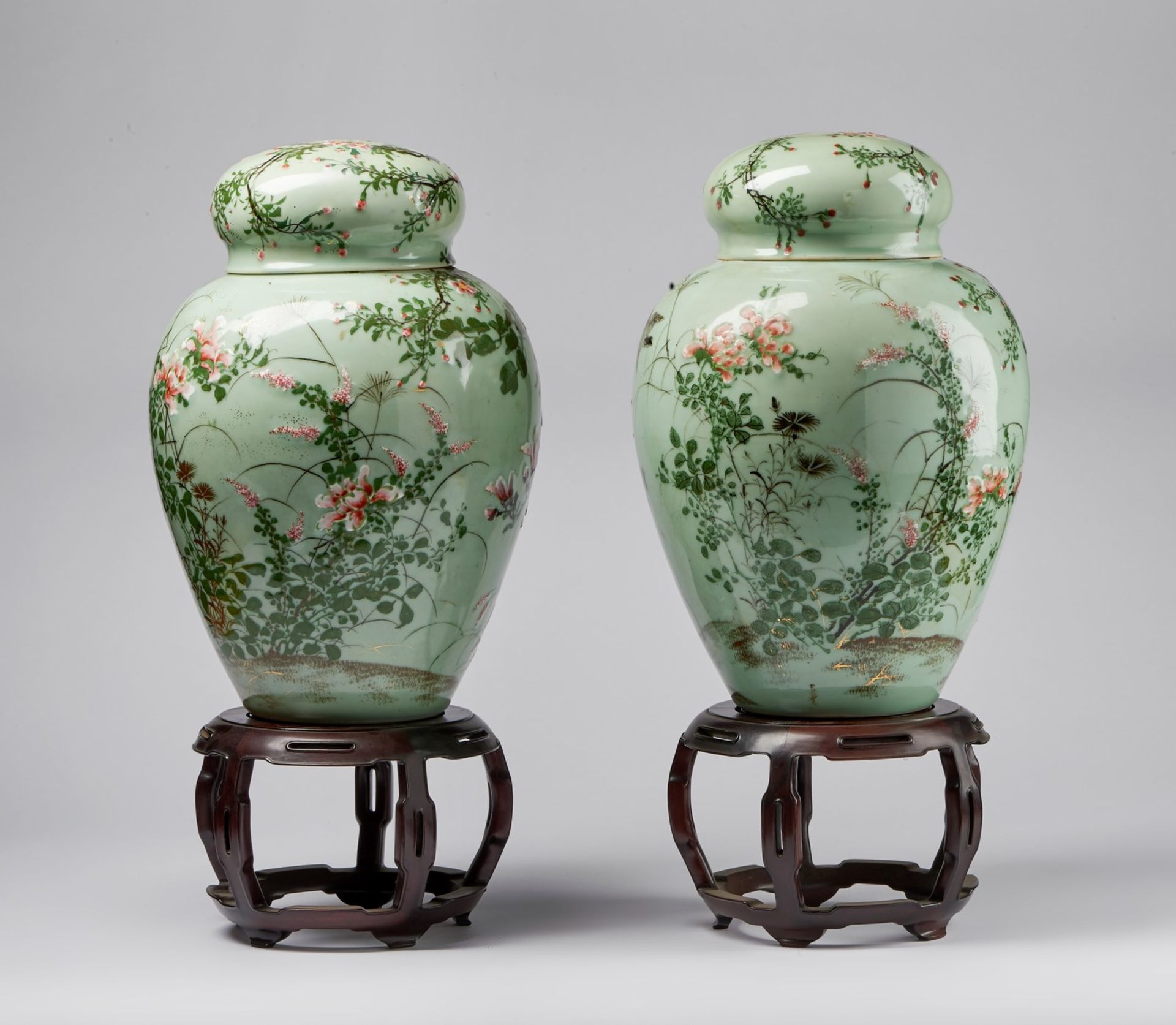 Arte Cinese A pair of porcelain potiches over celadon groundChina, early 20th century . - Bild 2 aus 4