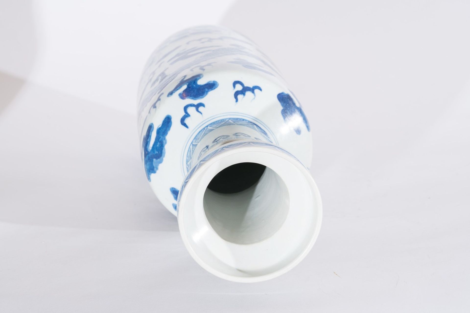 Arte Cinese A blue and white porcelain vase painted with a dragon among clouds and waves China, 19t - Image 4 of 5