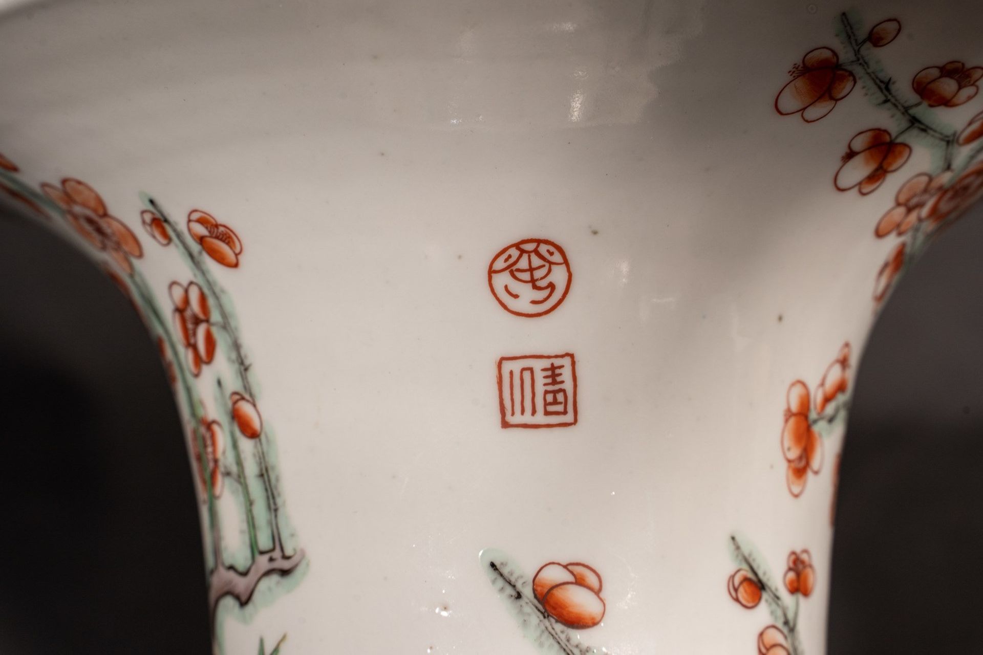 Arte Cinese A yenyen famille verte porcelain vase bearing a double circle mark at the base China, 1 - Bild 4 aus 5
