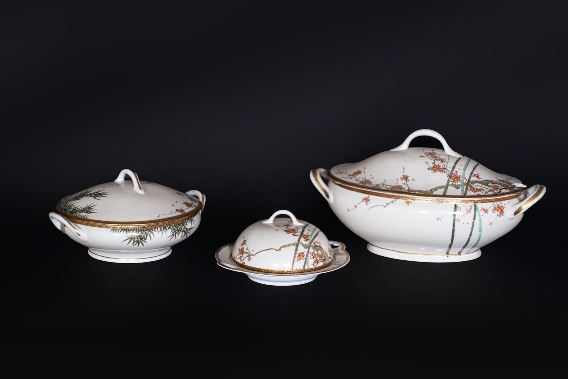 ARTE GIAPPONESE Two white porcelain soup tureens and cover and a warmer Japan, 19th century . - Image 3 of 7