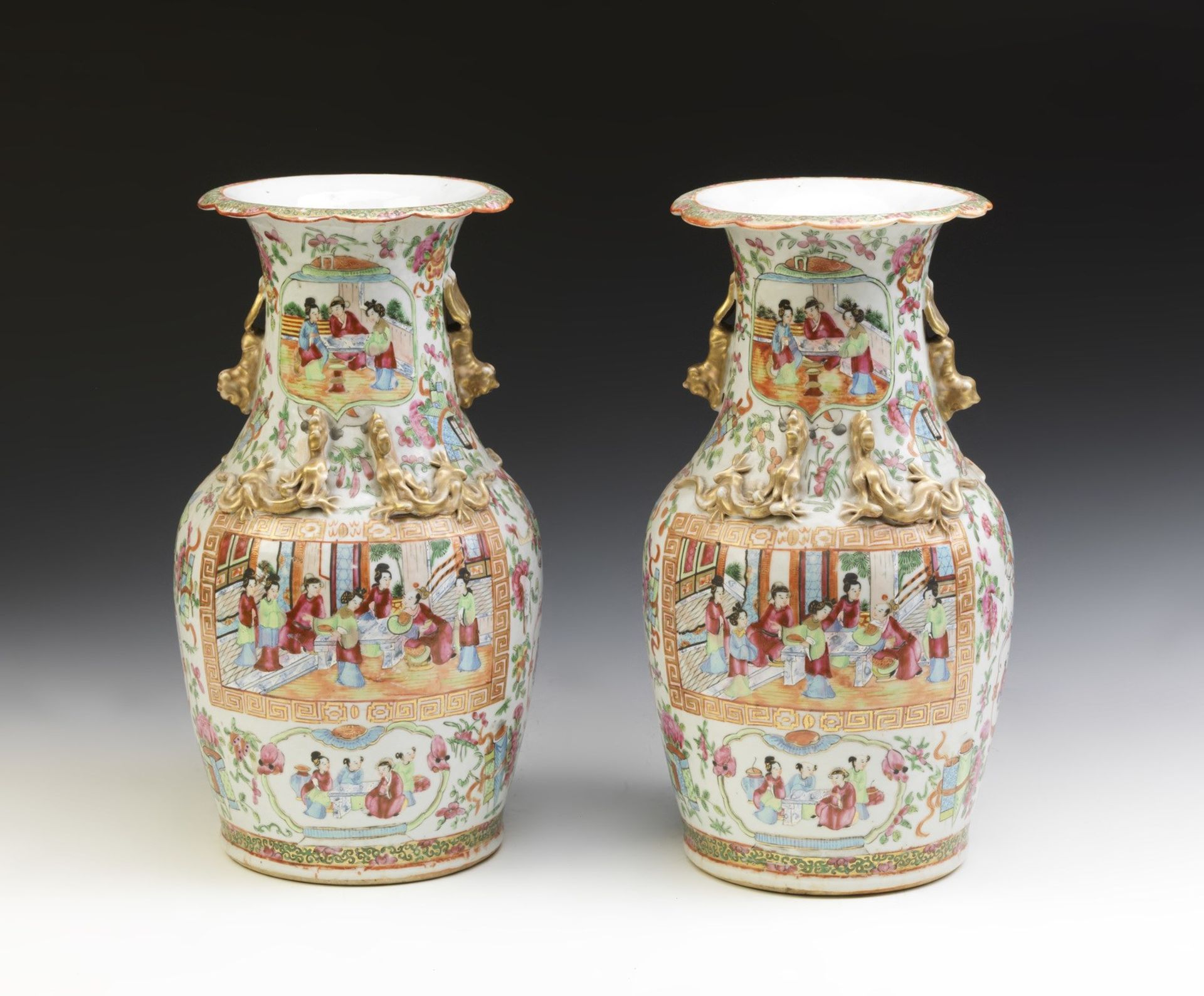 Arte Cinese A pair of Canton porcelain vases painted with characters within reserves China, 19th ce - Bild 2 aus 2