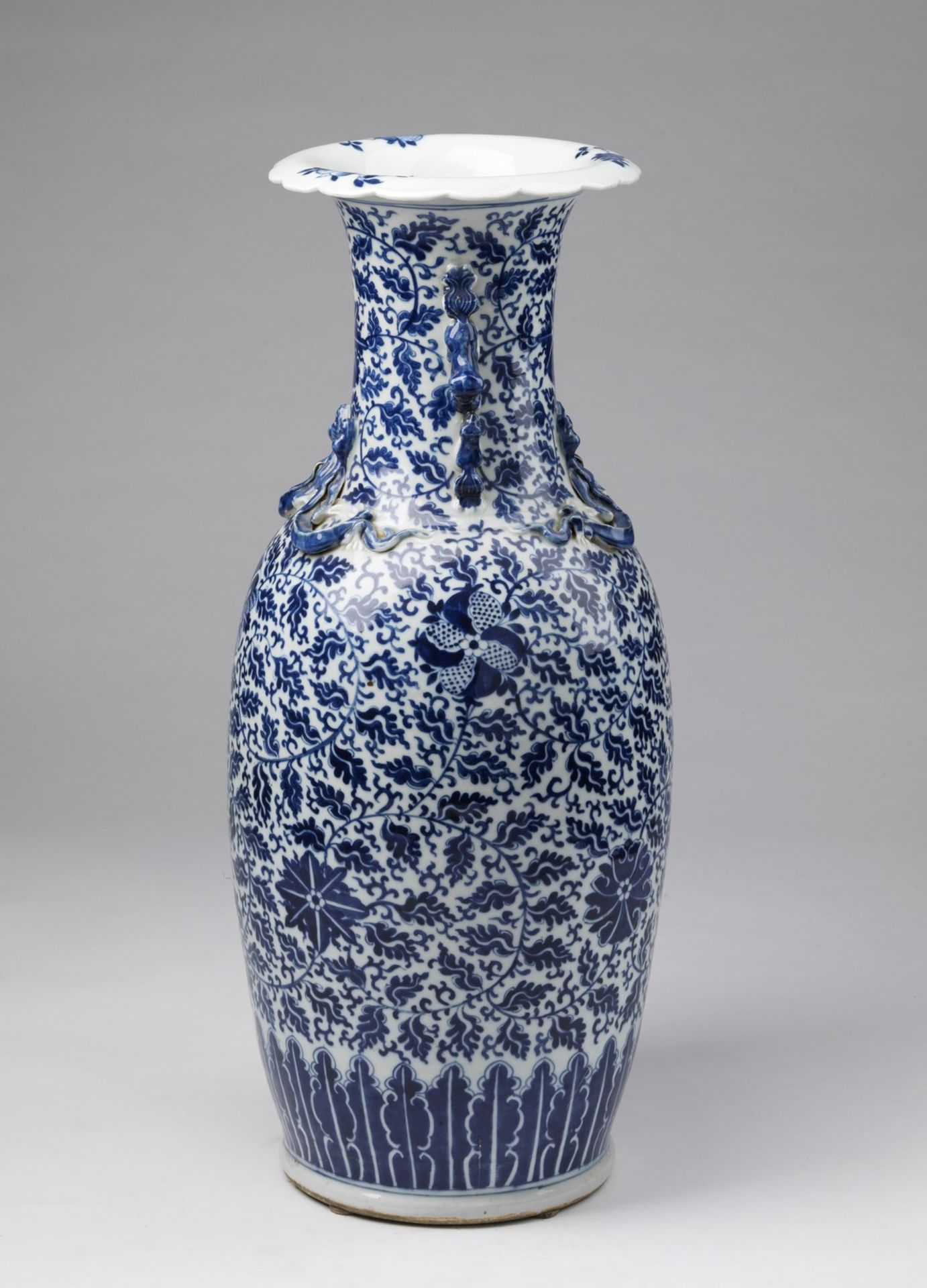 Arte Cinese A blue and white porcelain baluster vase painted with floral sprays China, 20th century - Bild 2 aus 2