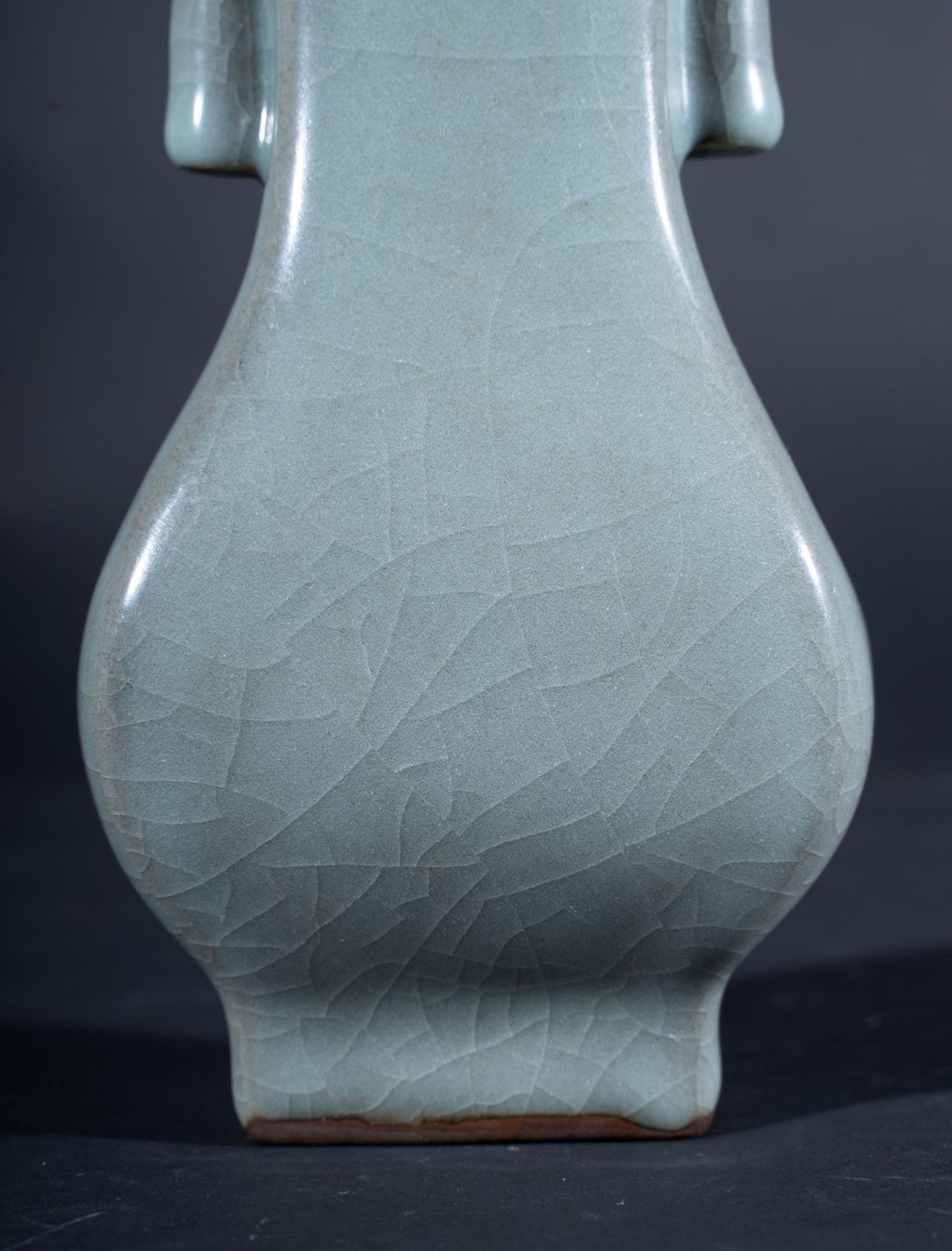 Arte Cinese A celadon glazed arrow shaped pottery vaseChina, Republic, early 20th century . - Bild 2 aus 4