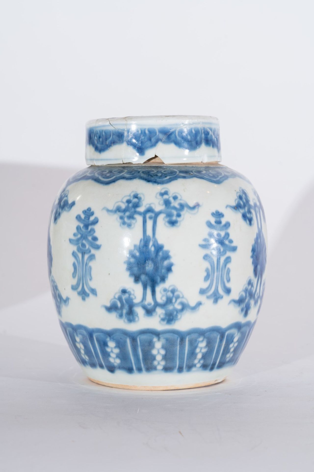 Arte Cinese A blue and white porcelain vase painted with floral motifs and bearing a double circle - Image 2 of 4