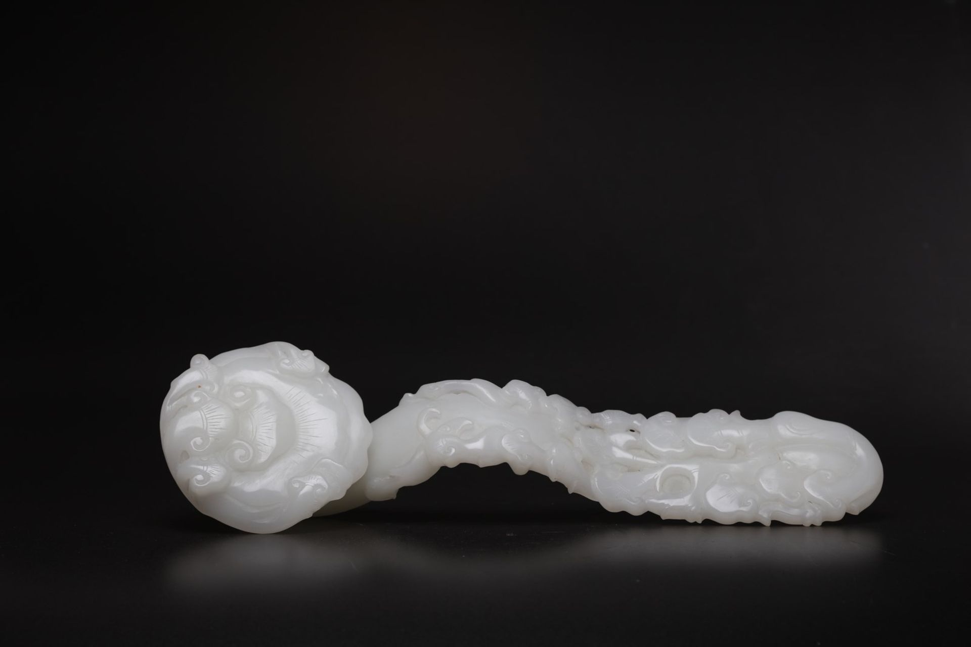 Arte Cinese A jade ruyi scepterChina, 20th century .