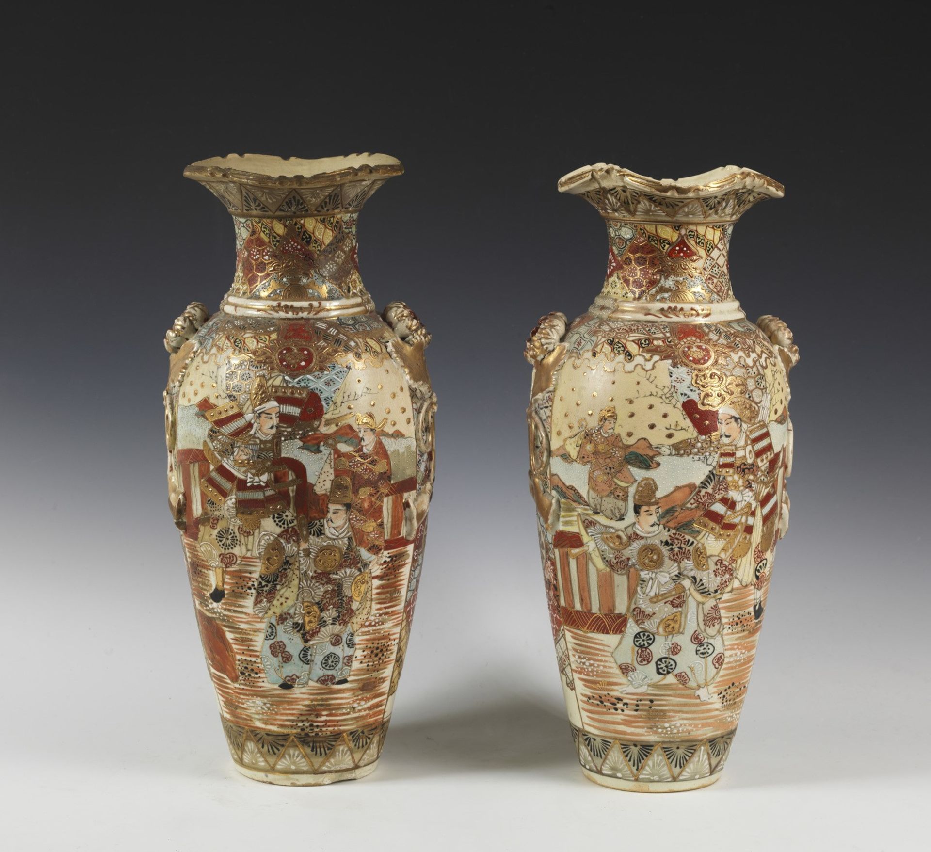 ARTE GIAPPONESE A pair of Satsuma pottery vases Japan, 19th century . - Bild 2 aus 3