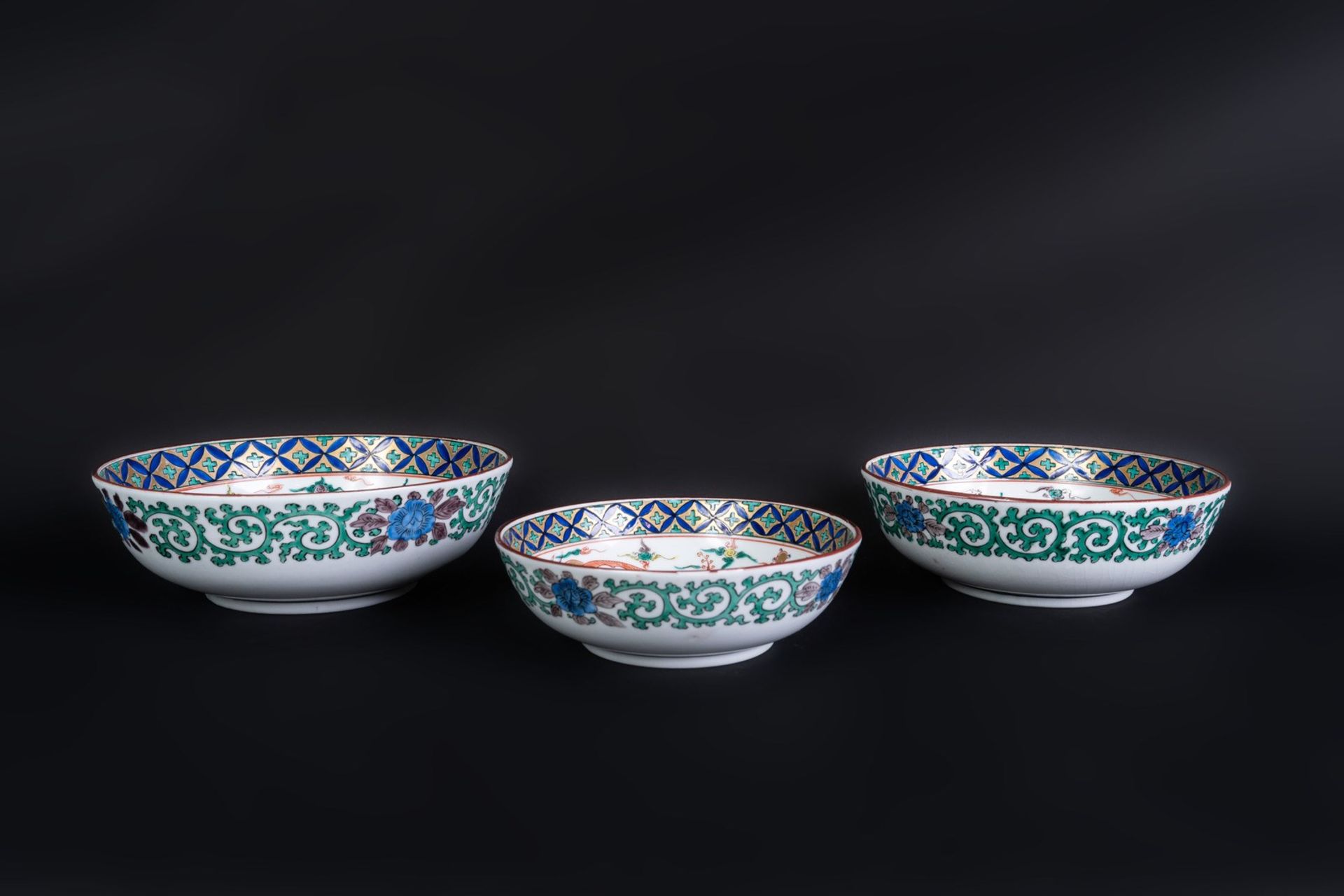 ARTE GIAPPONESE Three Imari pottery bowls decorated with phoenixesJapan, 19th-20th century .