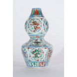 Arte Cinese A wucai double pumpkin porcelain vase bearing a six character mark painted within a car