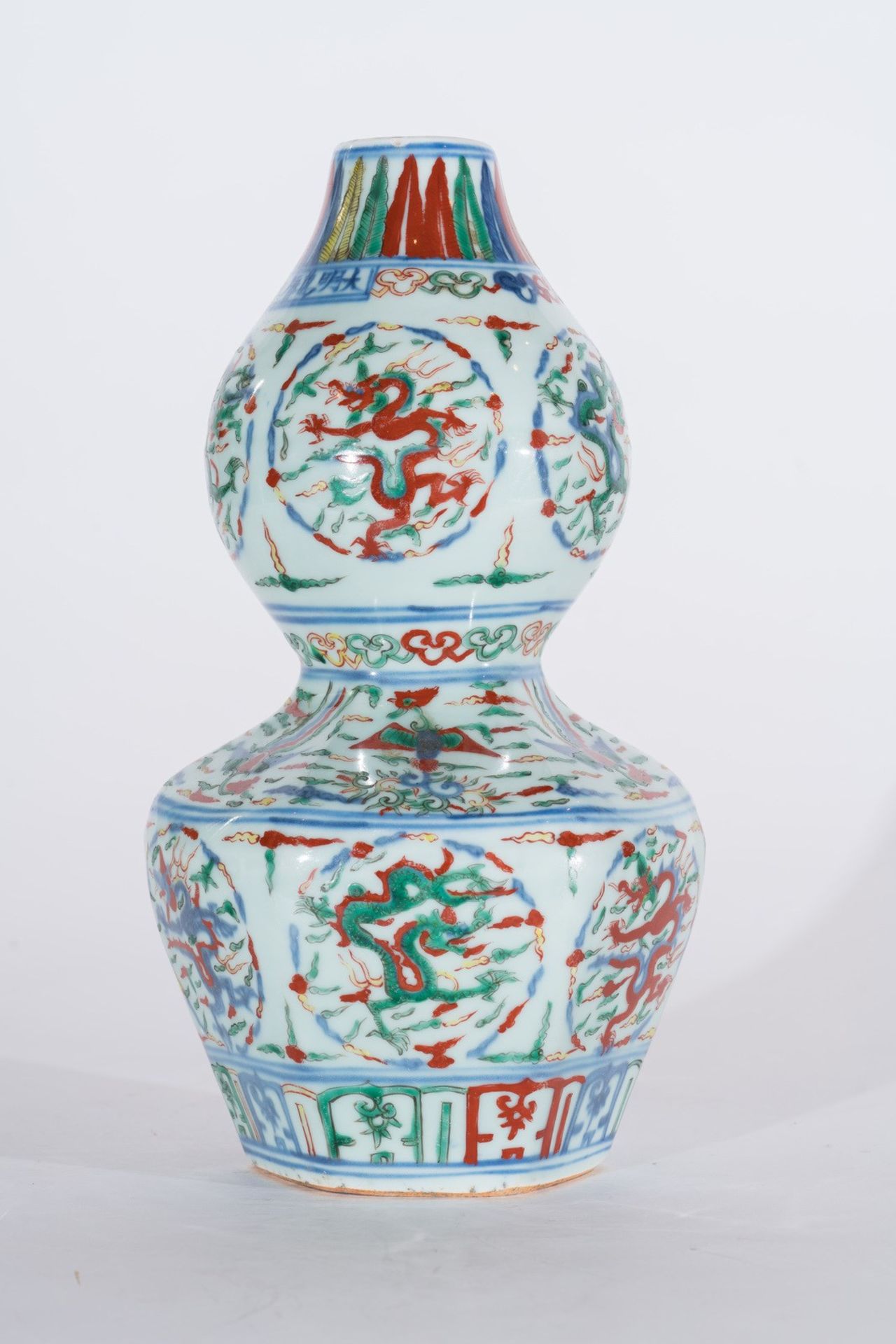 Arte Cinese A wucai double pumpkin porcelain vase bearing a six character mark painted within a car