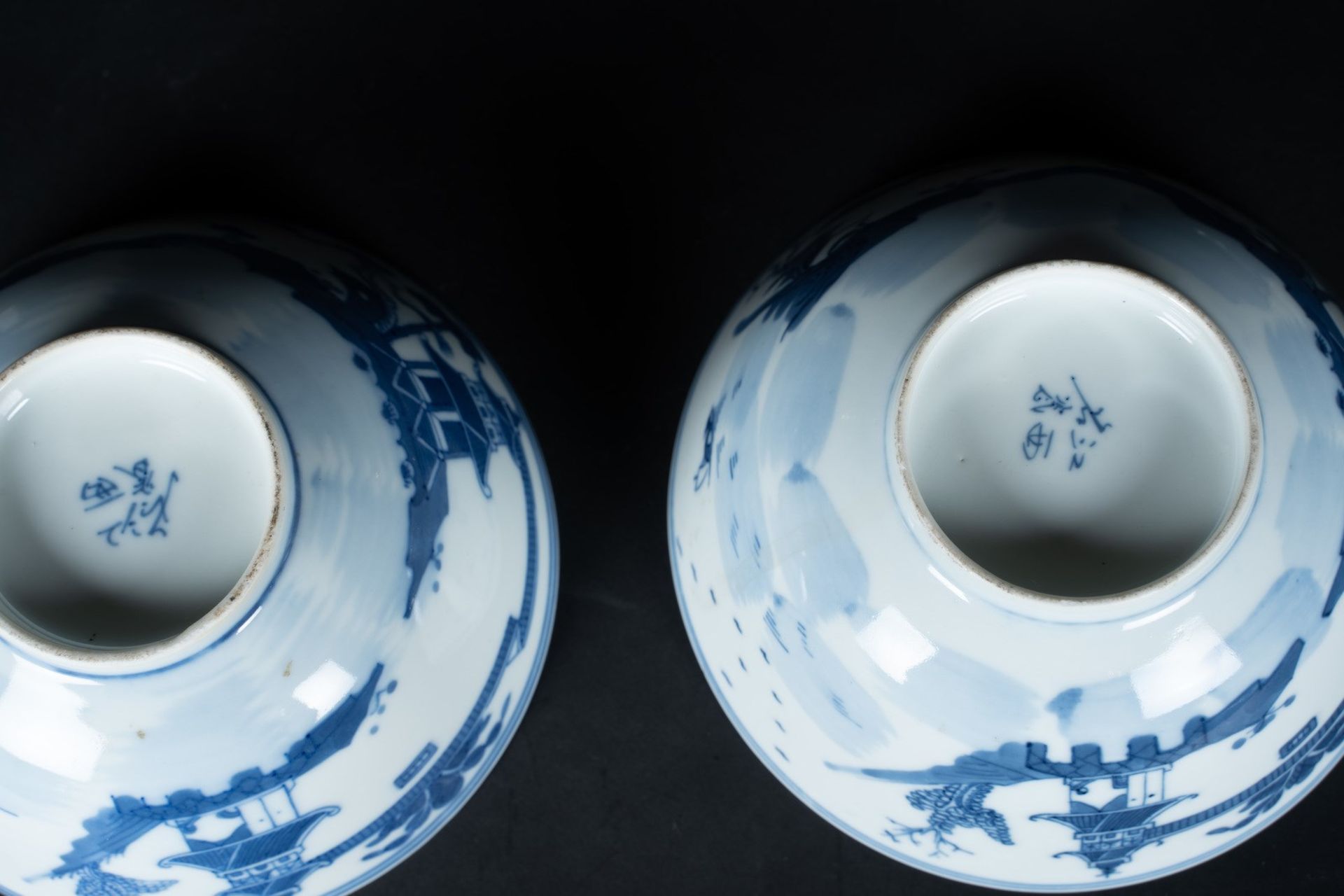 Arte Cinese A pair of blu and white porcelain cups painted with landscape and bearing four characte - Bild 3 aus 3
