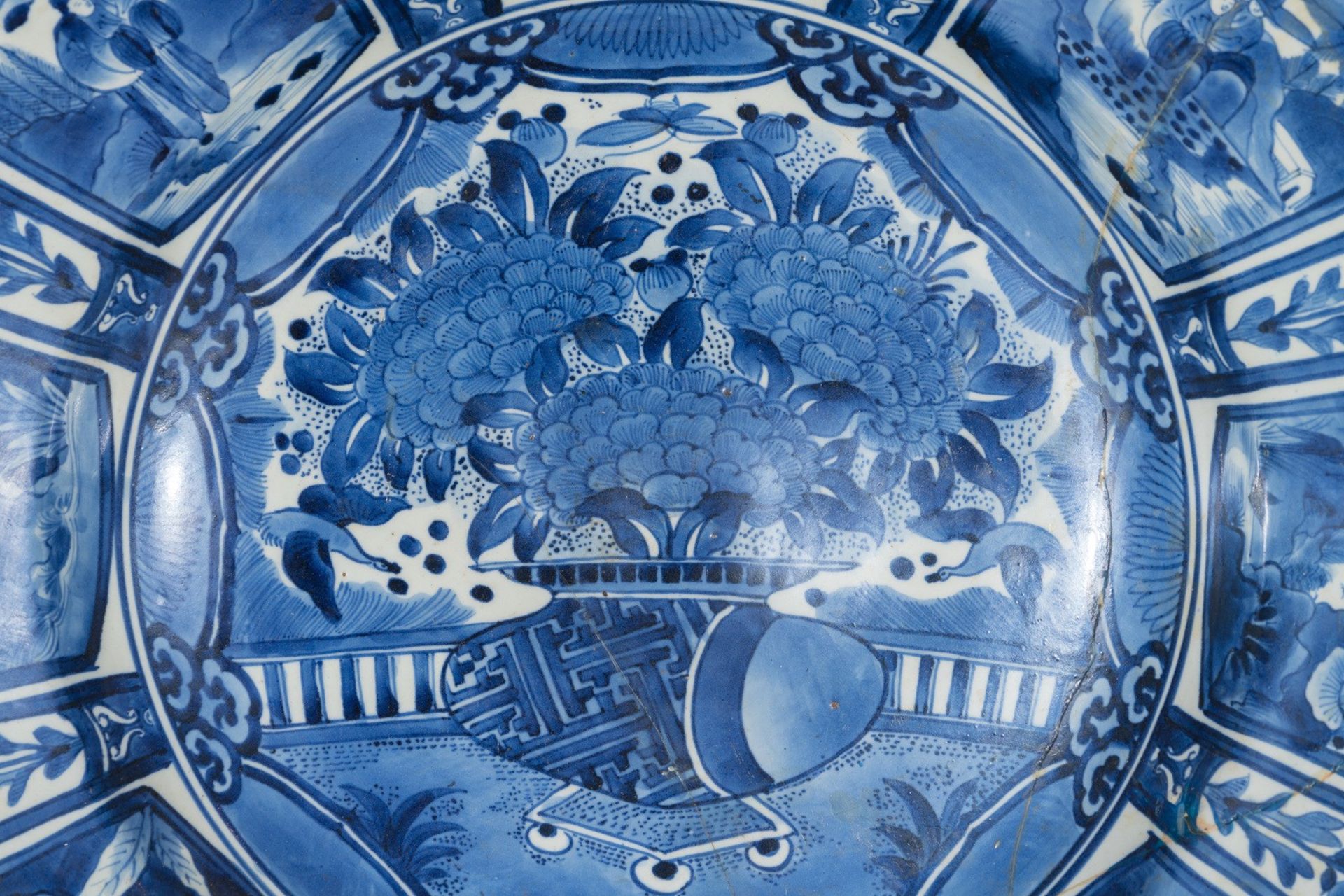 ARTE GIAPPONESE A large blue and white arita porcelain tray painted with vegetal motifs and charact - Image 2 of 5