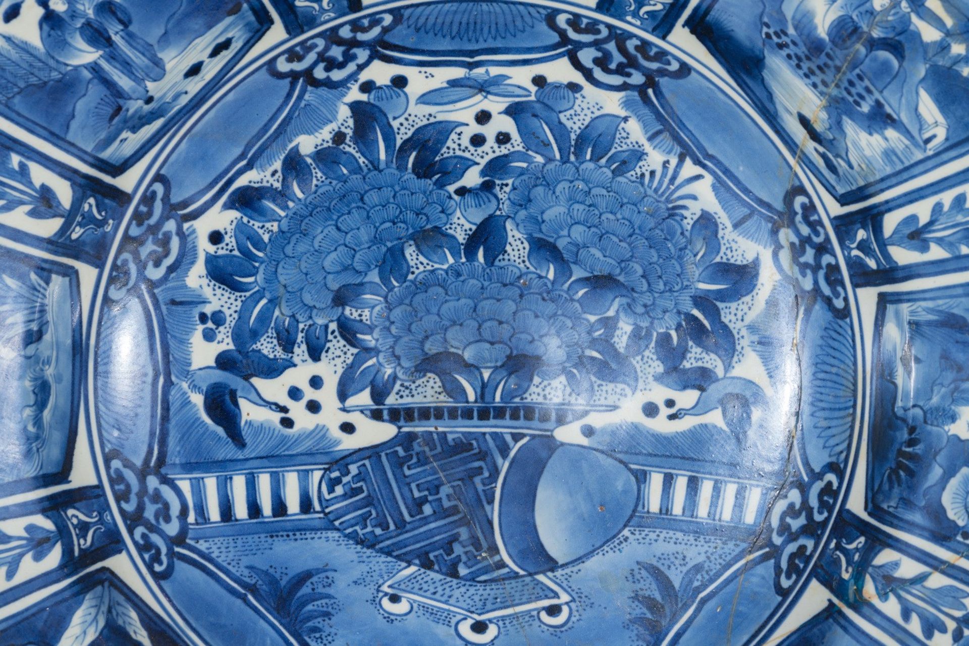 ARTE GIAPPONESE A large blue and white arita porcelain tray painted with vegetal motifs and charact - Bild 2 aus 5