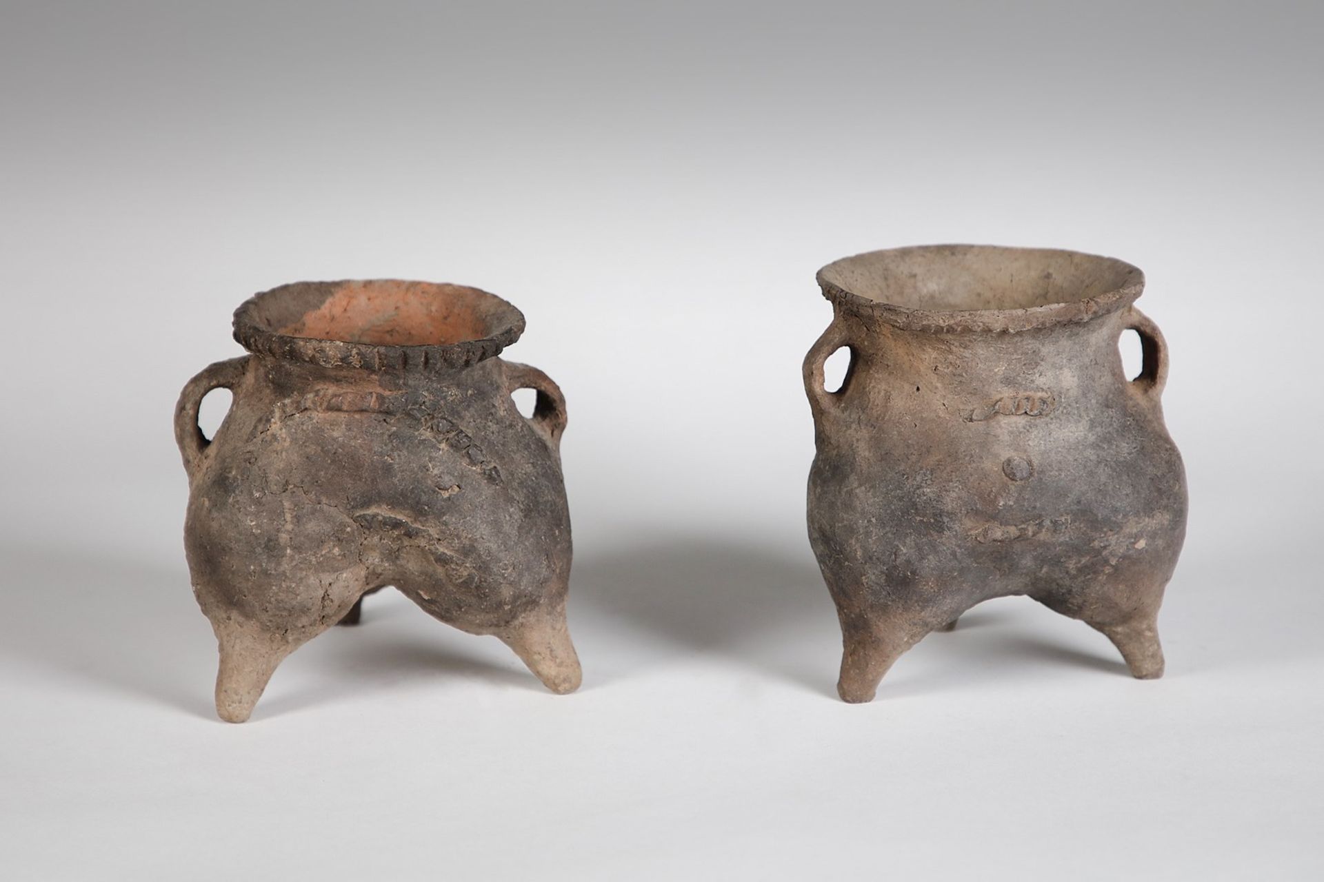 Arte Cinese Two tripod pottery cooking vessels China, Cultura Xindian, ca. 1400-700 b.C.. - Image 2 of 2