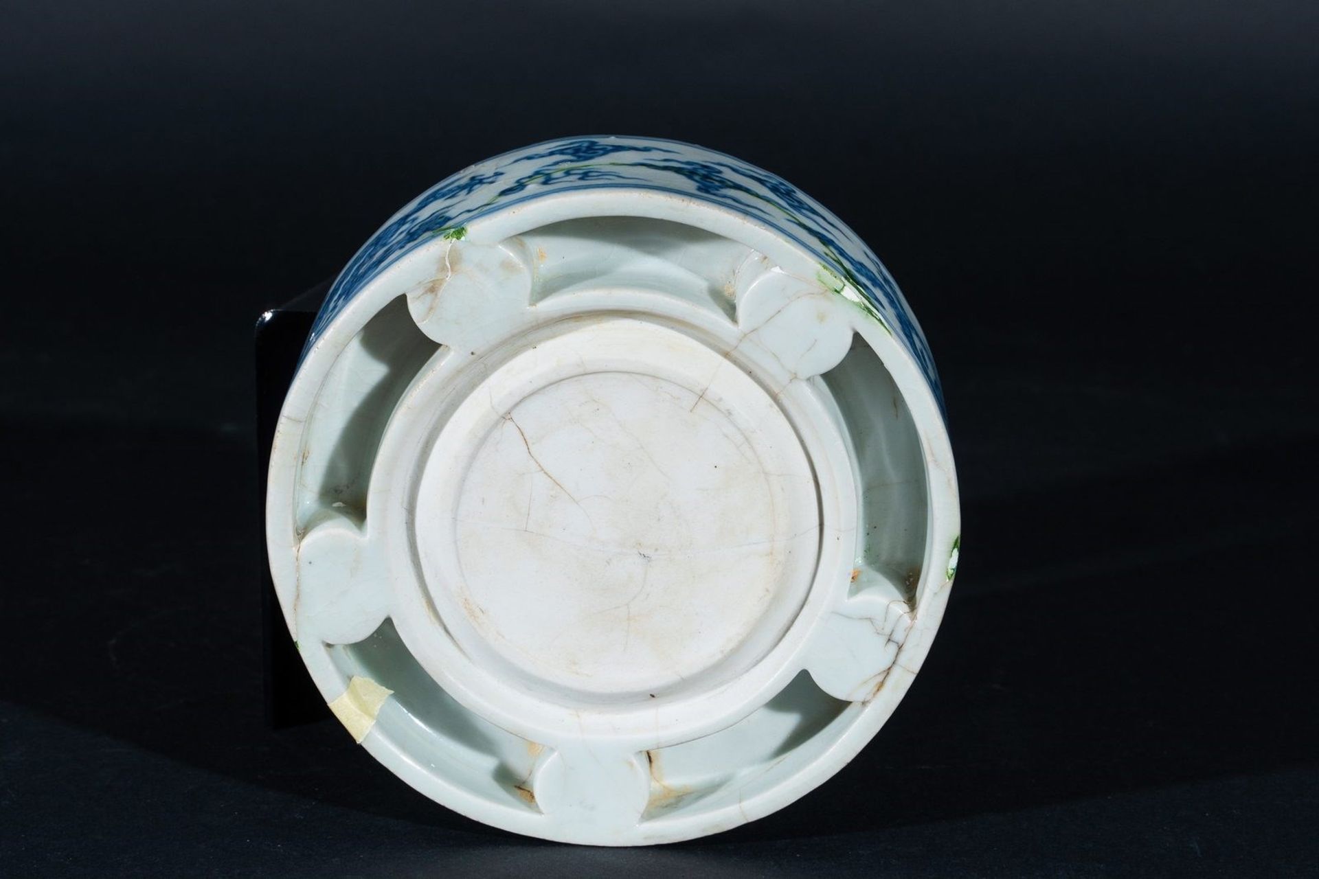 Arte Cinese A porcelain blue and white inkwell element painted with dragons chasing the flaming pea - Image 3 of 3