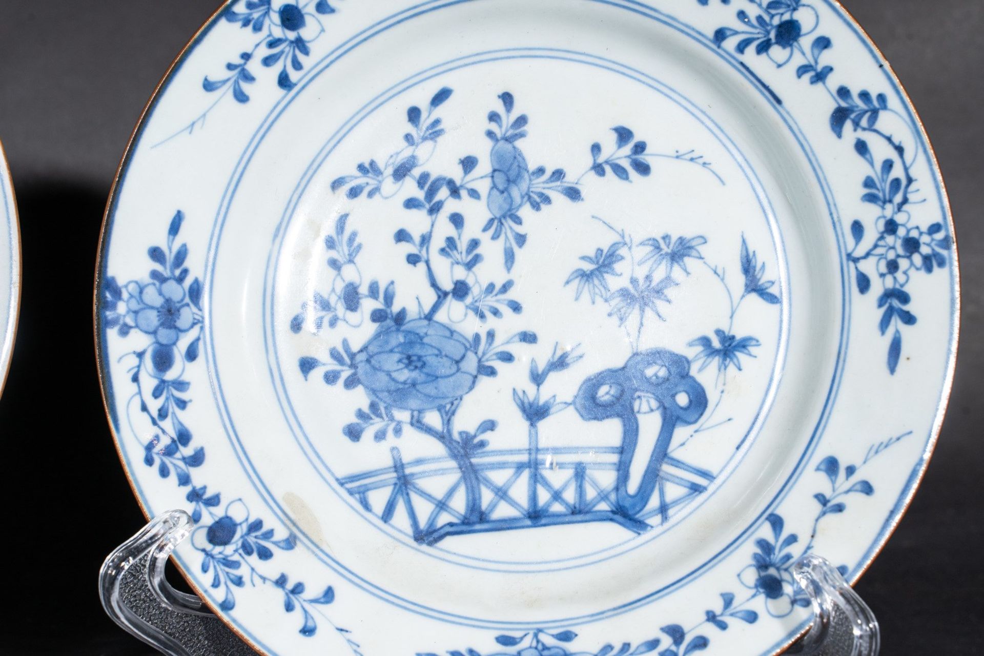 Arte Cinese A pair of blue and white porcelain dishes painted with floral motifsChina, Kangxi perio - Bild 3 aus 4