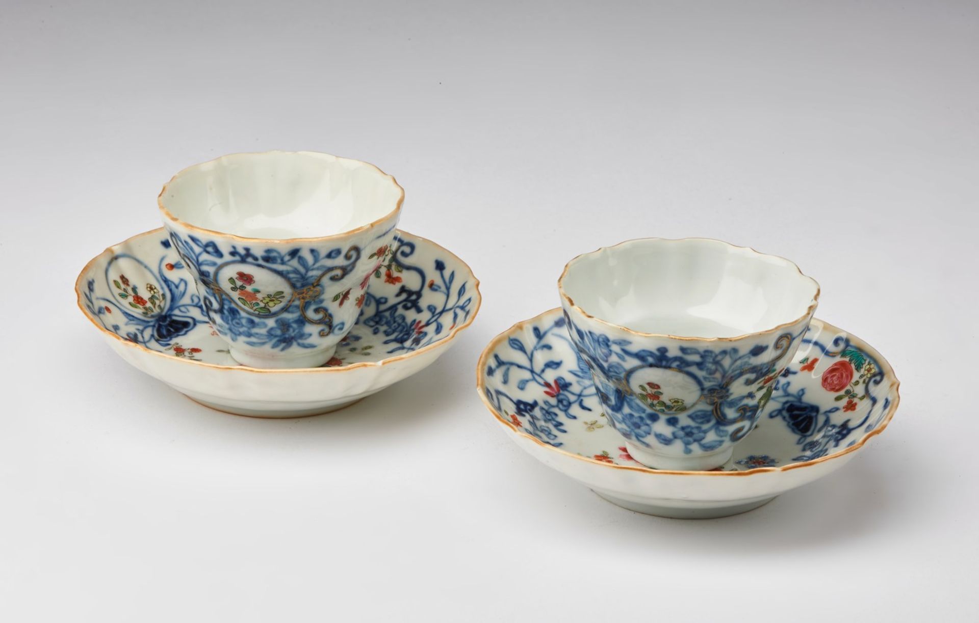 Arte Cinese A pair of porcelain export cups and dishes China, Qing dynasty, 18th century . - Bild 2 aus 5