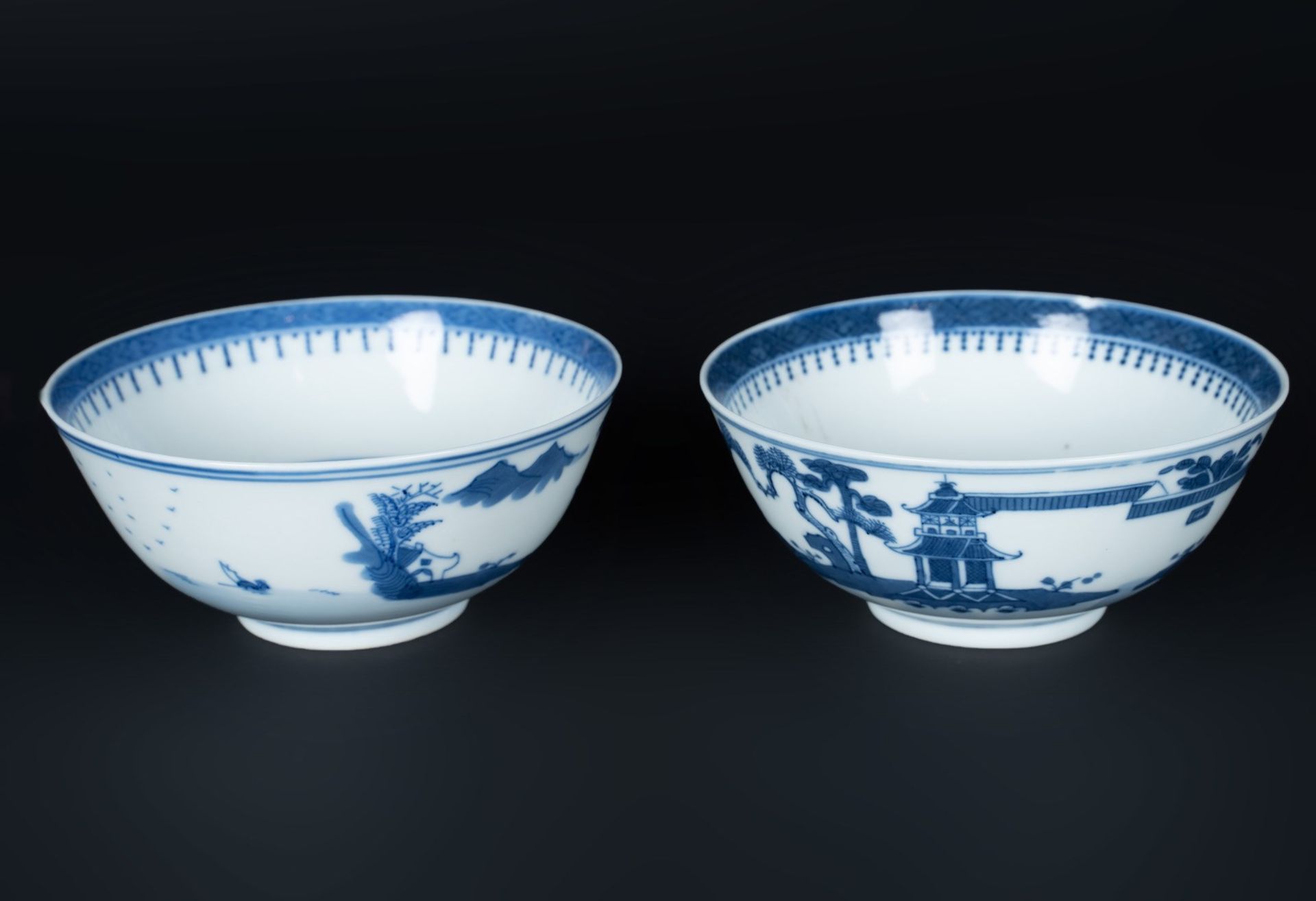 Arte Cinese A pair of blu and white porcelain cups painted with landscape and bearing four characte