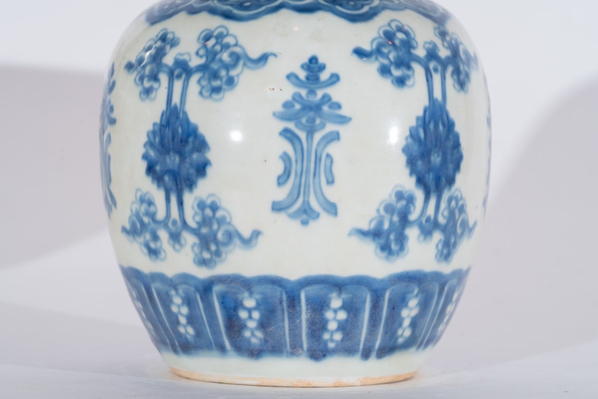 Arte Cinese A blue and white porcelain vase painted with floral motifs and bearing a double circle - Bild 3 aus 4