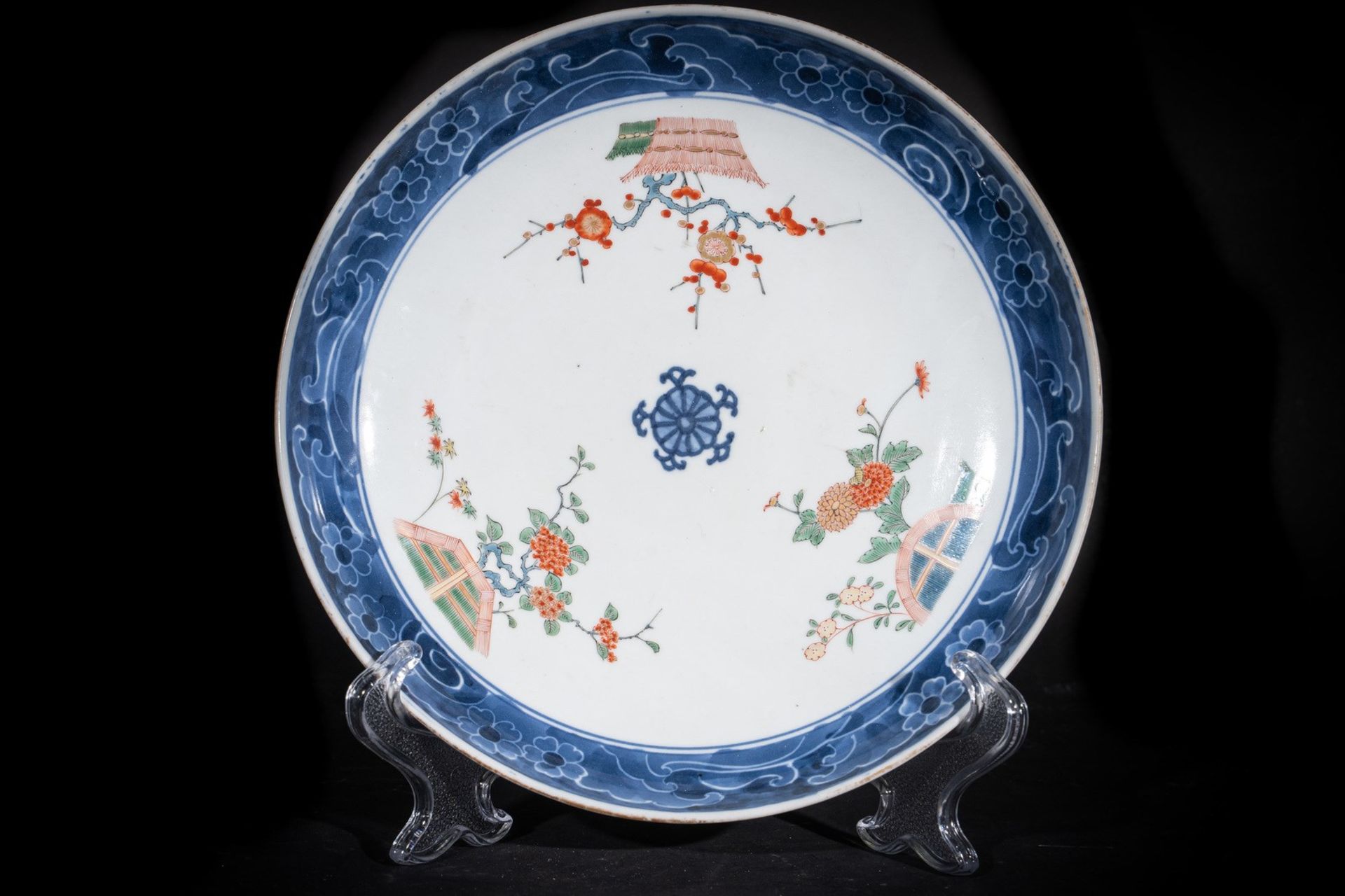 Arte Cinese A porcelain dish painted with polychrome flowers China, Ming period or later .