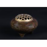 ARTE GIAPPONESE A small tripod bronze censer with openwork cover Japan, 19th-20th century .