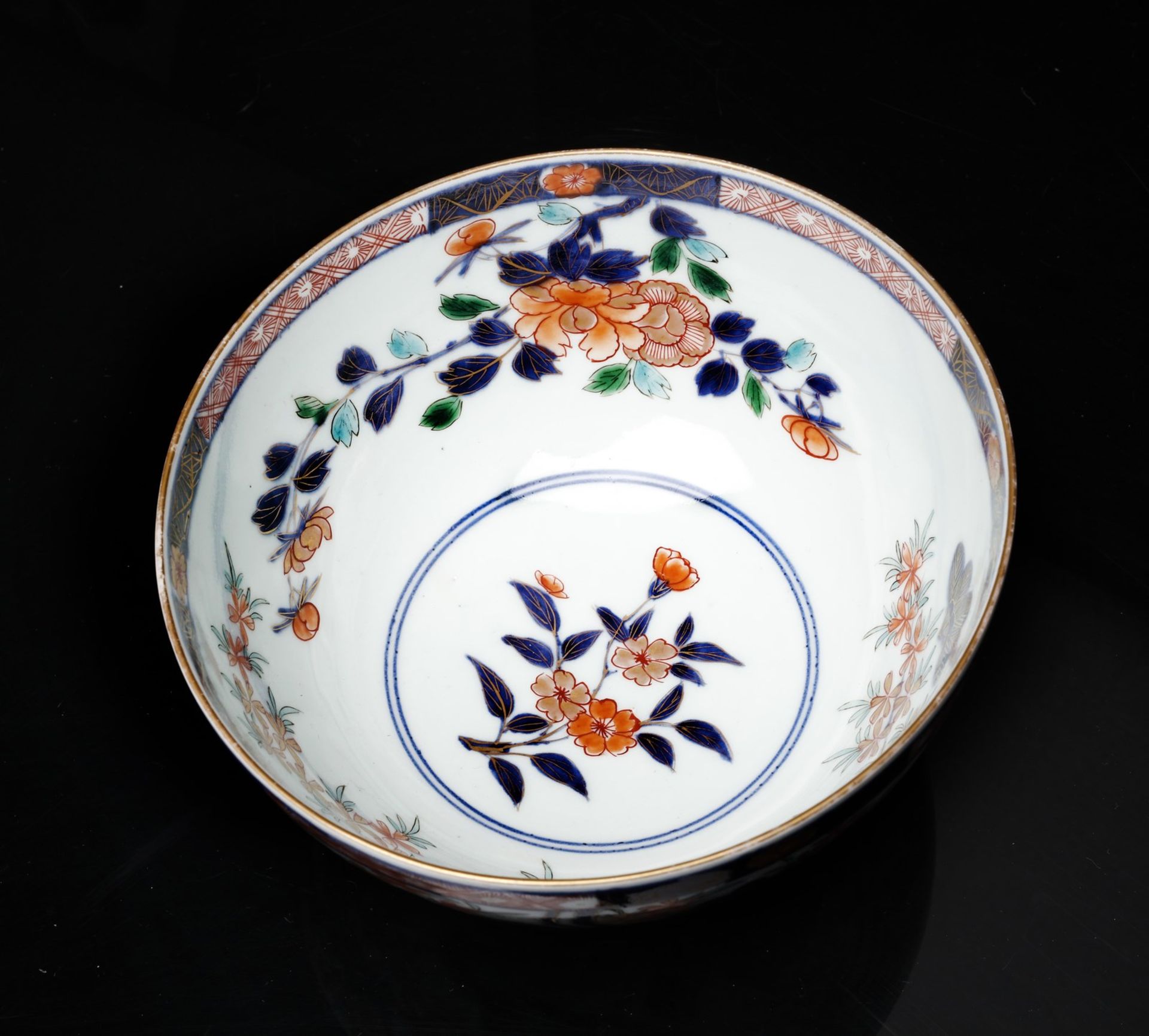 ARTE GIAPPONESE An Imari porcelain bowl. Marked at the base.Japan, 19th century . - Bild 2 aus 3
