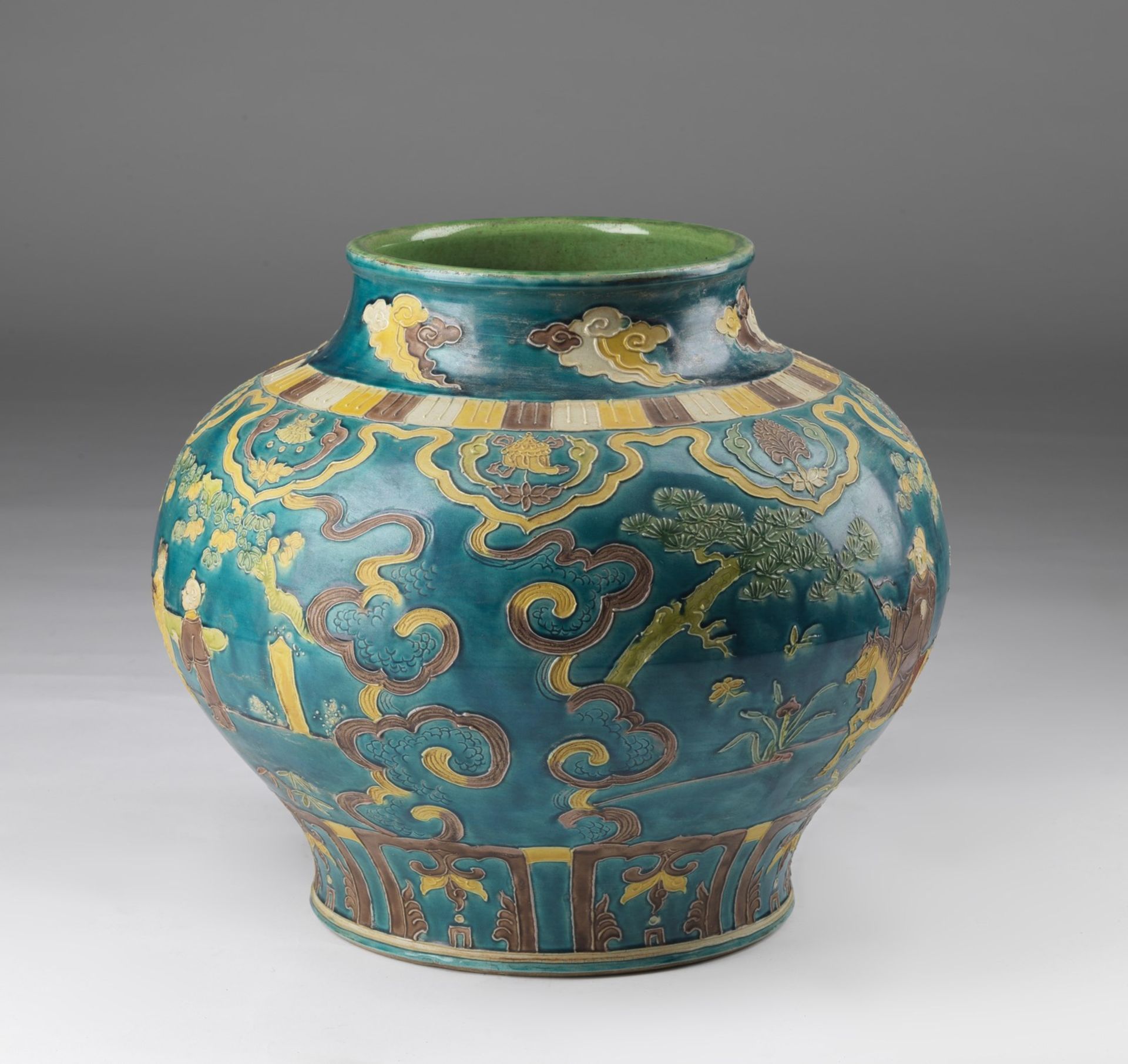 Arte Cinese A large fahua turquoise ground jarChina, Qing dynasty, 19th century or earlier. - Bild 2 aus 4
