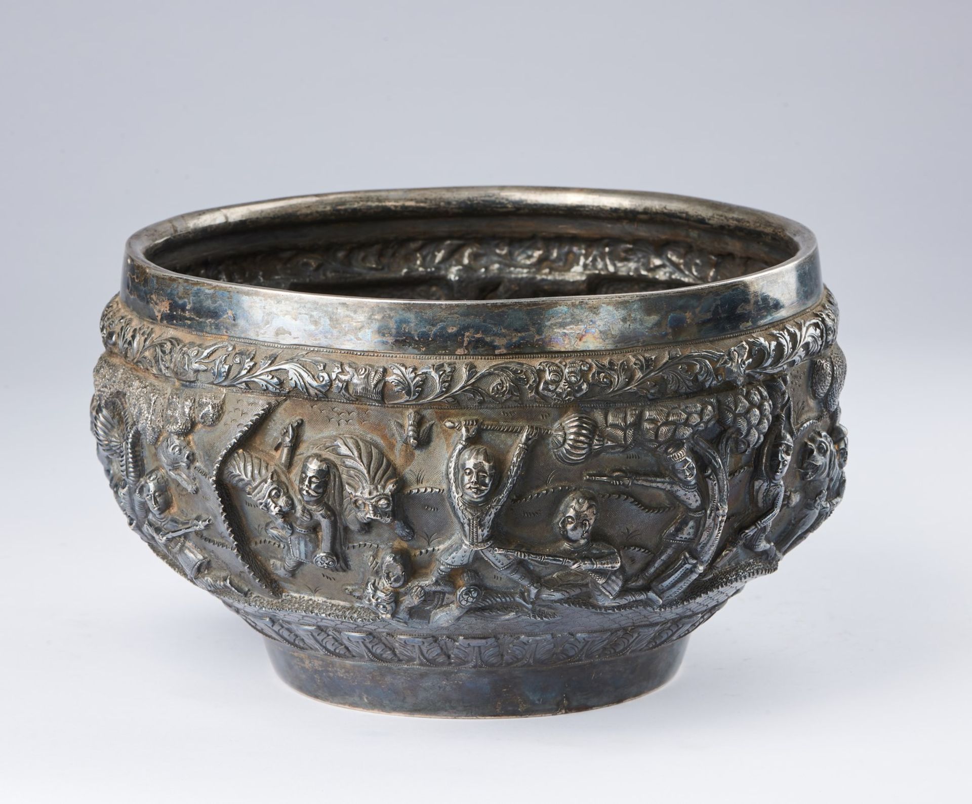 Arte Sud-Est Asiatico A large silver embossed basin decorated with battle scenes Burma, 19th centur