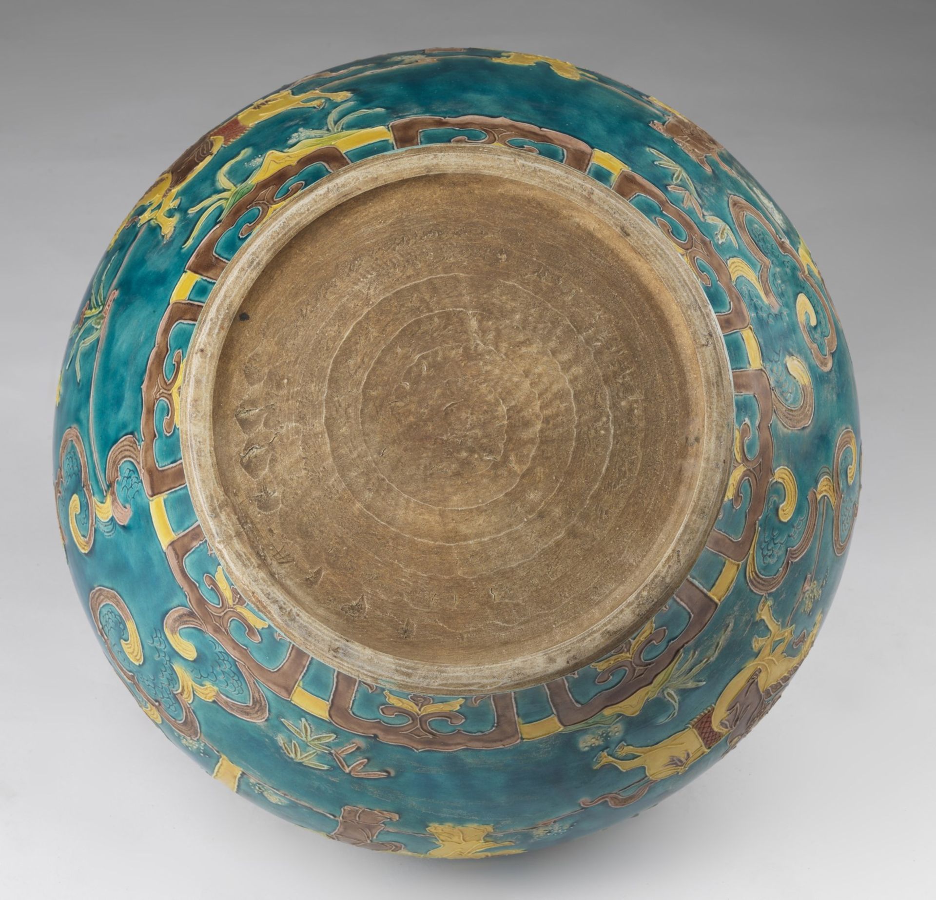 Arte Cinese A large fahua turquoise ground jarChina, Qing dynasty, 19th century or earlier. - Image 4 of 4