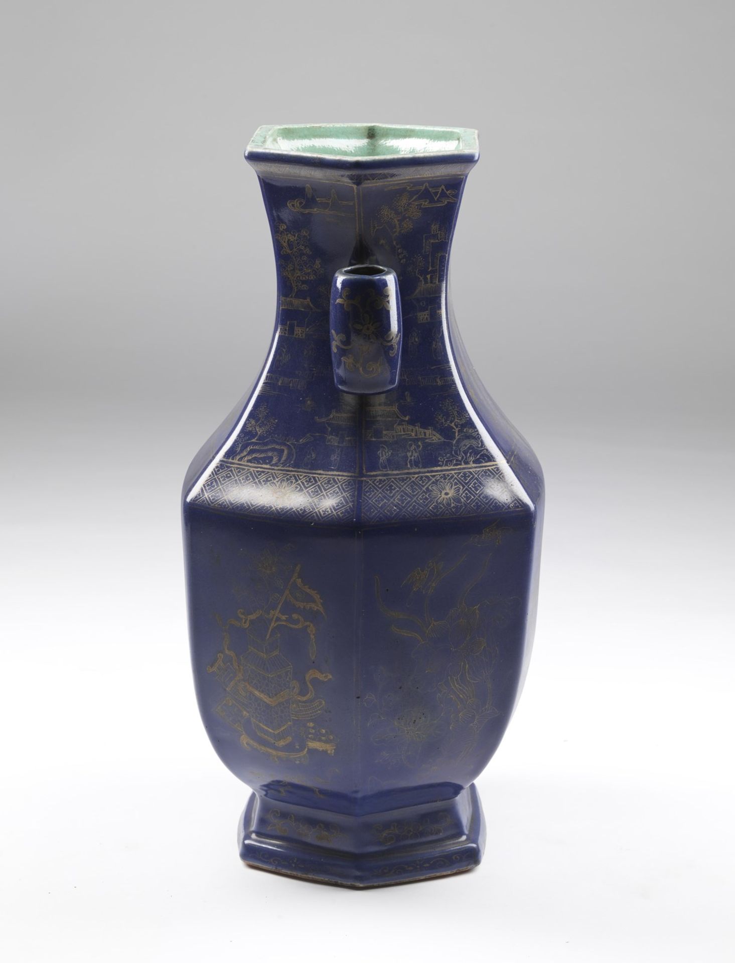 Arte Cinese A monumental powder blue and gilded porcelain arrow vase (thouhu) bearing a Qing seal - Bild 3 aus 5