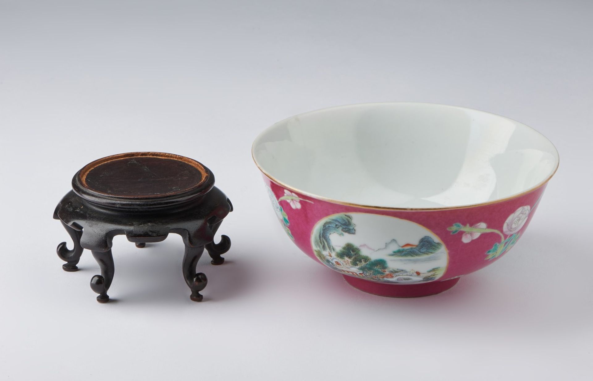 Arte Cinese A famille rose porcelain bowl painted with landscapes and bearing a Qianlong red mark a - Bild 4 aus 5