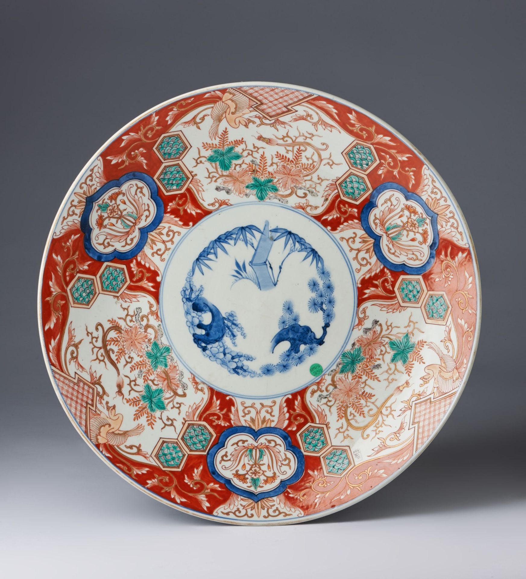 ARTE GIAPPONESE A large Imari porcelain tray Japan, 19th century .