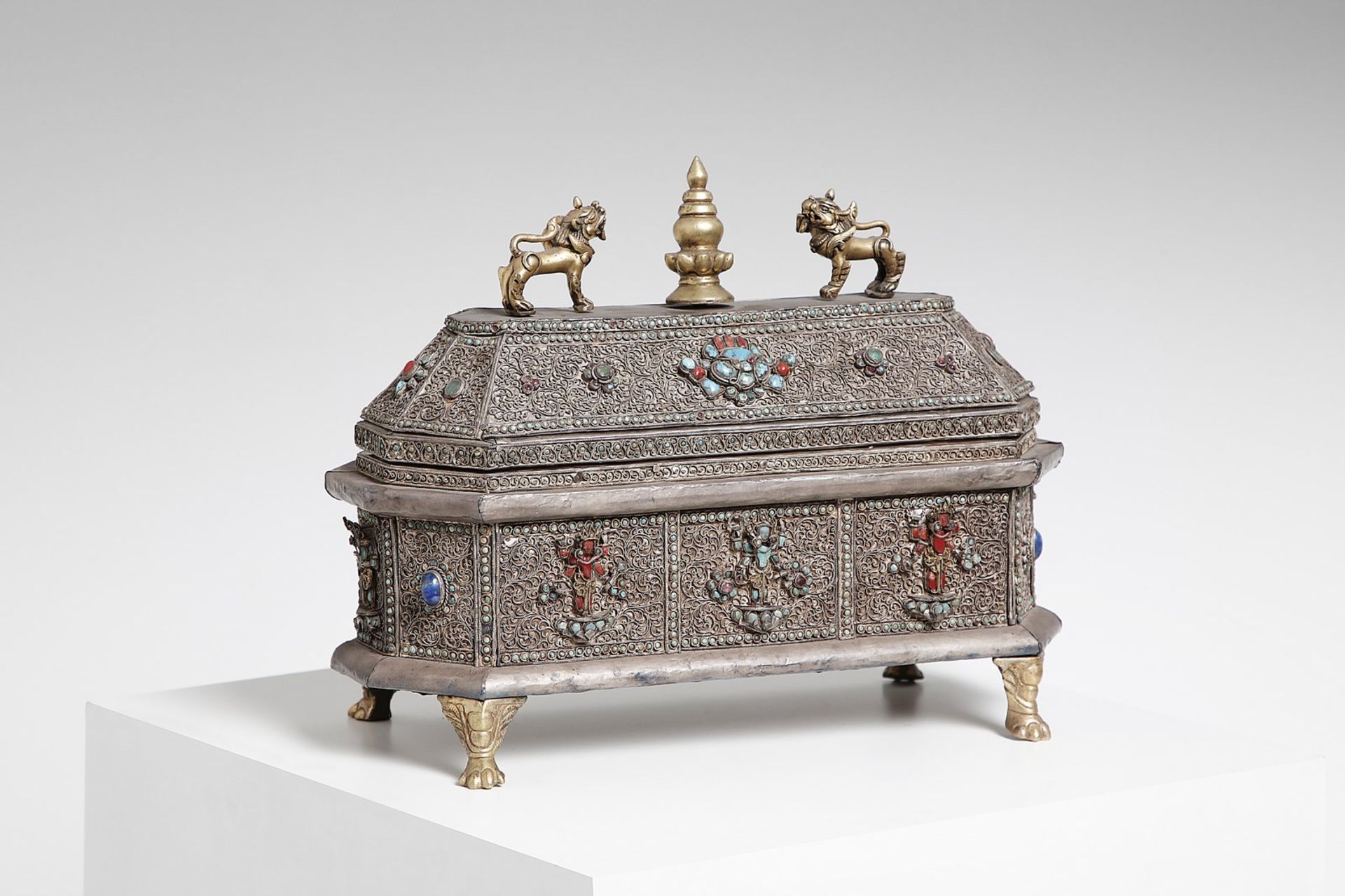 Arte Himalayana A silver box encrusted with hard stones Nepal, early 20th century .