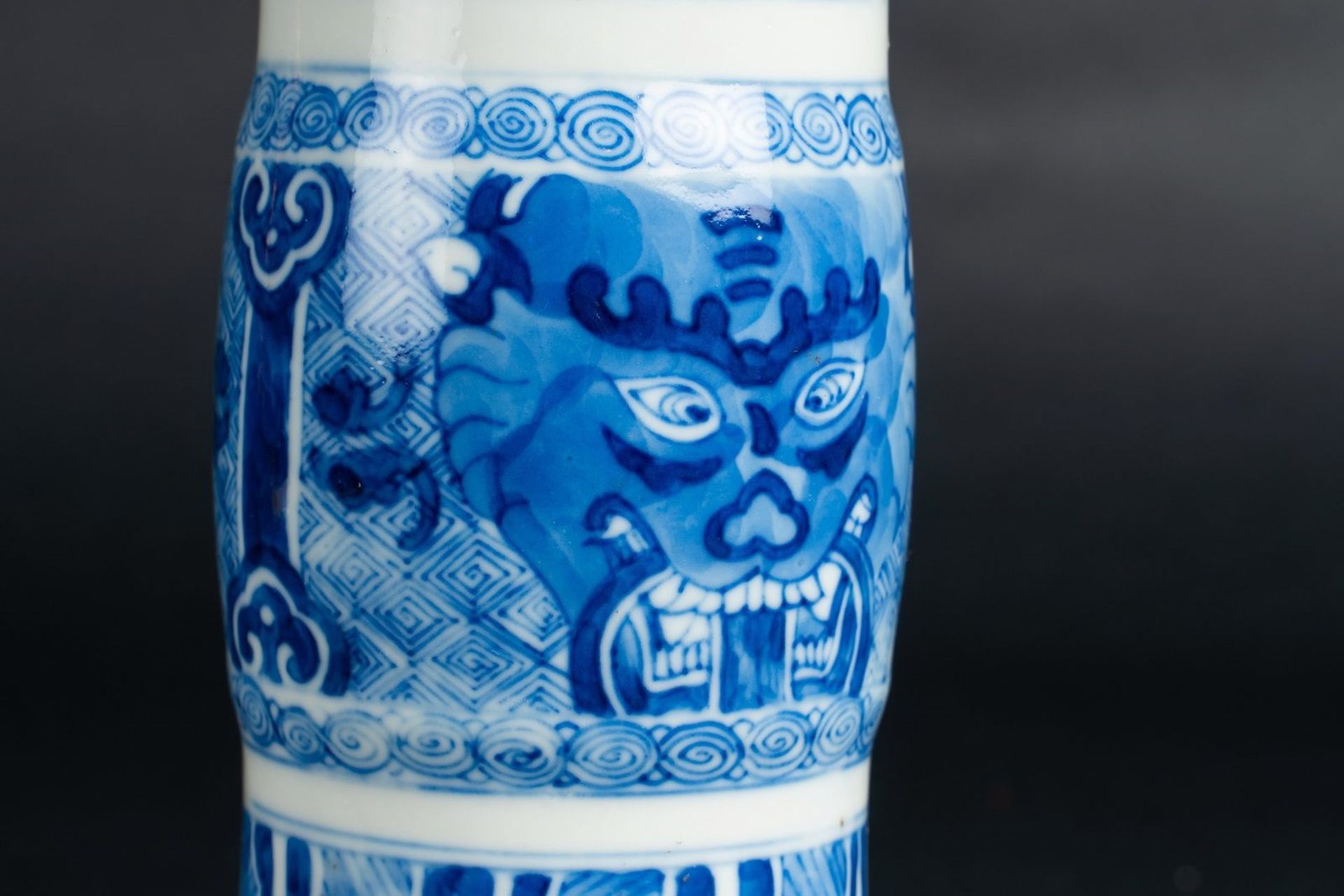 Arte Cinese A trumphet blue and white porcelain vase bearing a double circle mark at the base China - Image 3 of 5