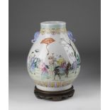 Arte Cinese Large famille rose hu vase bearing an iron red Qianlong seal mark at the base China, Q