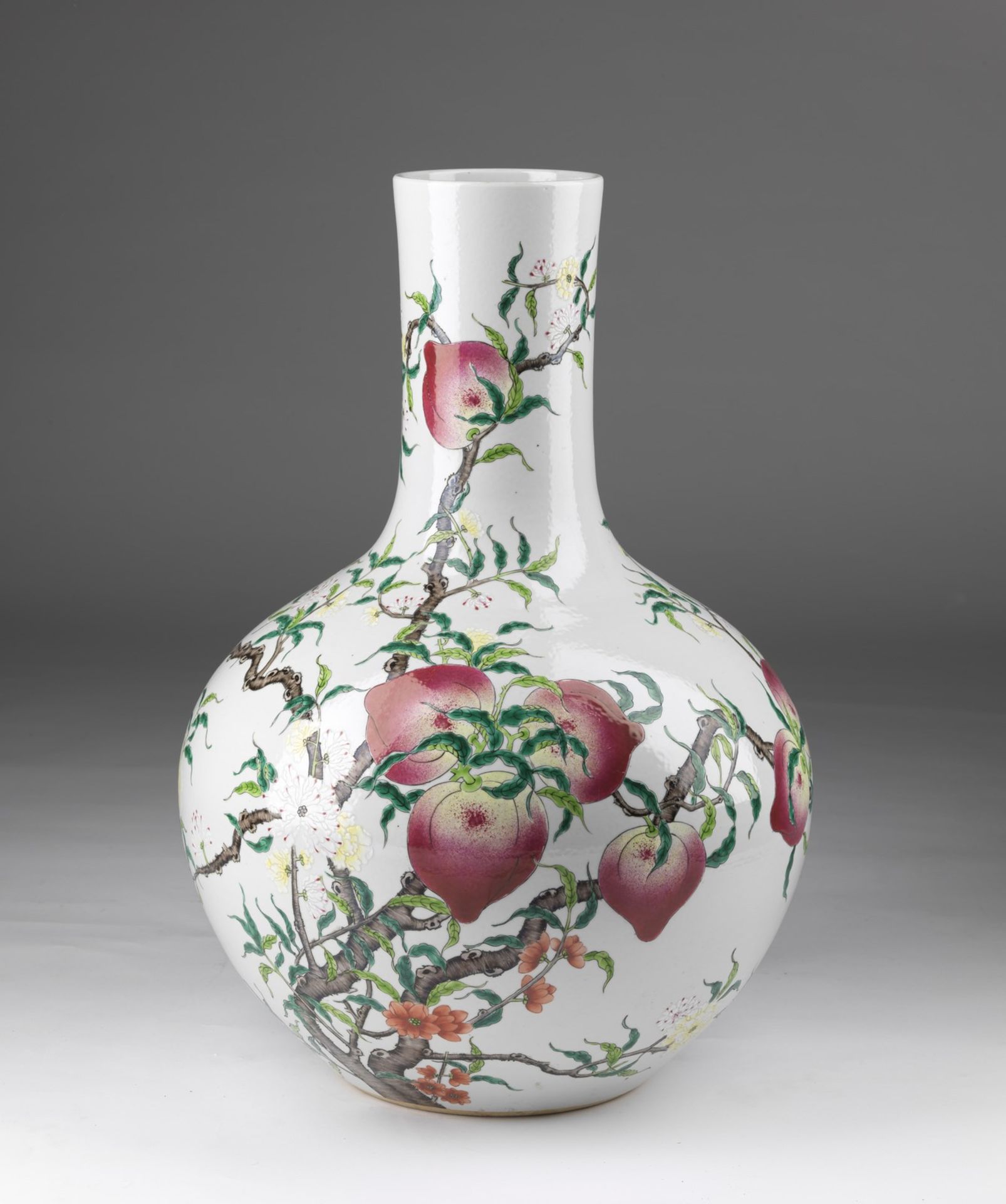 Arte Cinese A monumental tianqiuping vase in white porcelain decorated with peaches and flowers and