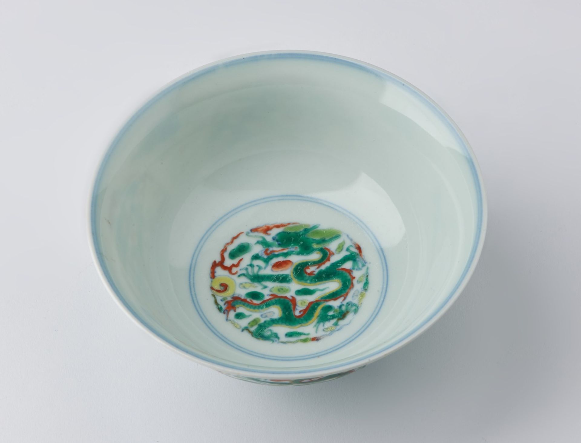 Arte Cinese A wucai porcelain bowl painted with dragons within reserves and bearing a spurious Yong - Bild 3 aus 4