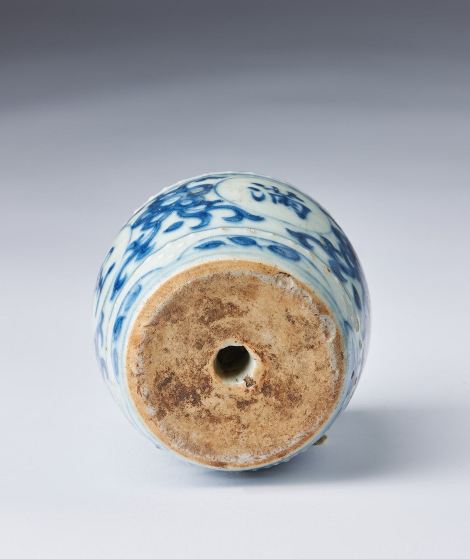 Arte Cinese A blue and white porcelain barrel shaped incense-stiks holder China, Qing dynasty, 17th - Image 4 of 4