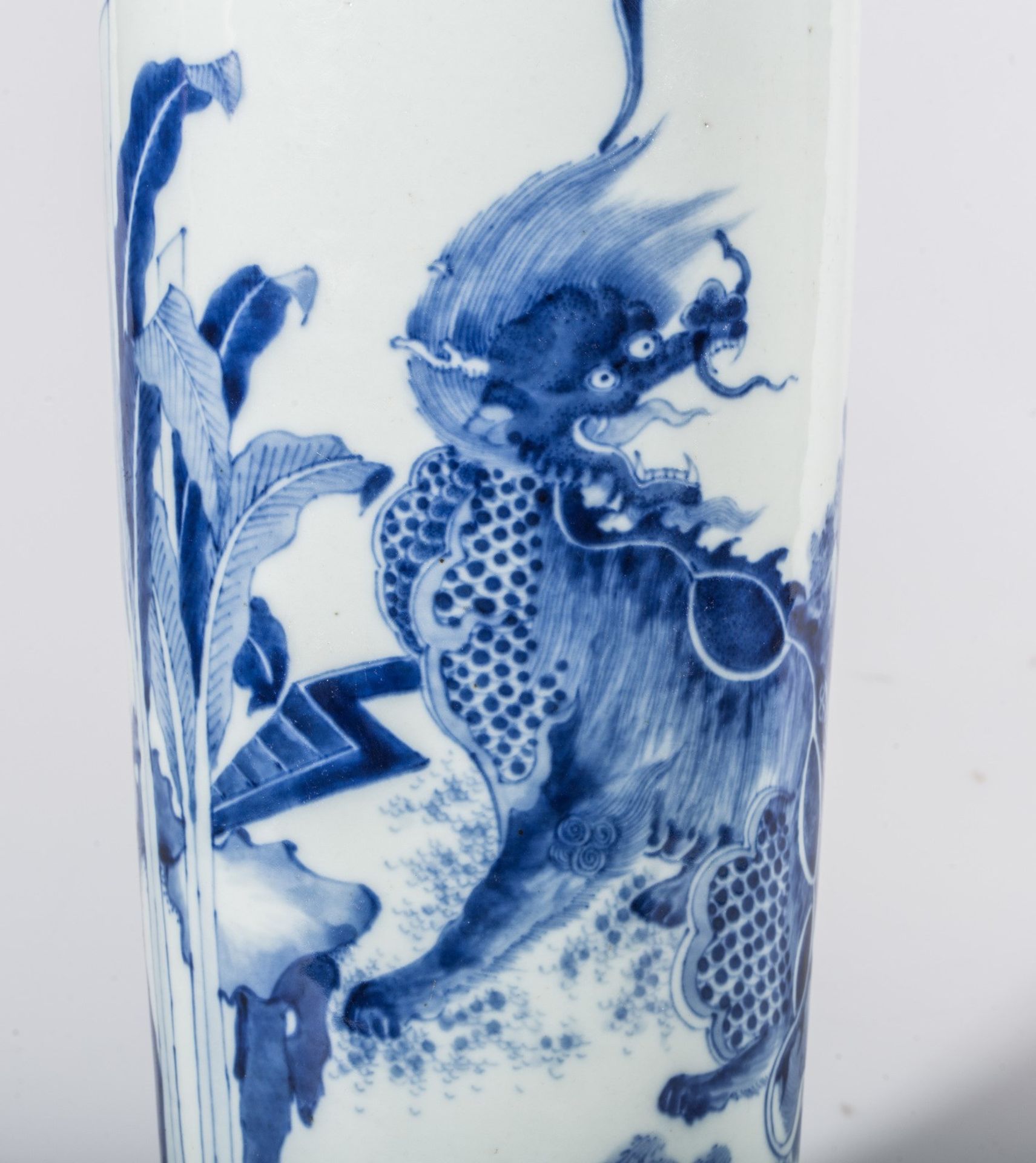 Arte Cinese A blue and white porcelain vase painted with pho dogChina, Transitional period, 17th ce - Image 4 of 4