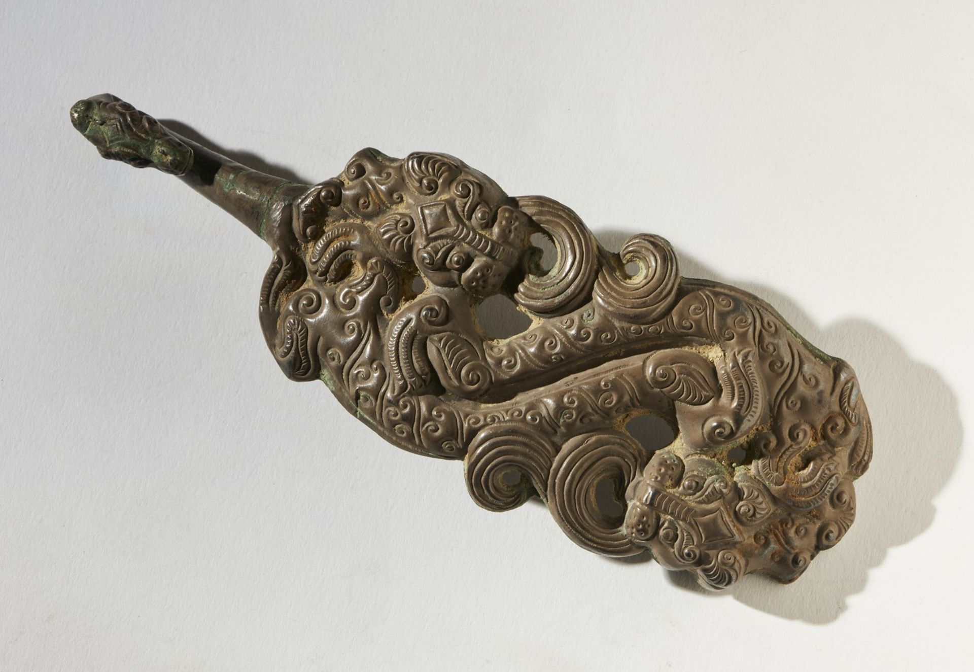 Arte Cinese A zoomorphic buckle China, Warring States Period, 453 a.C.- 231 a.C. - Image 3 of 5