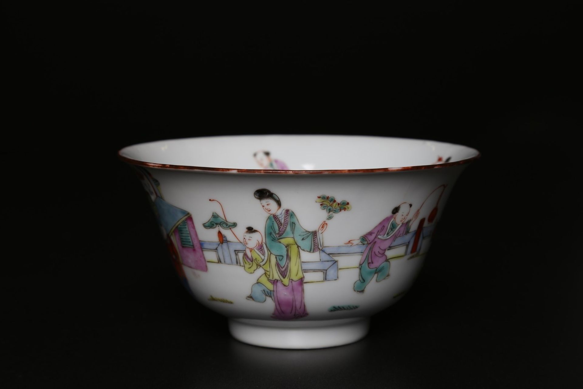 Arte Cinese A porcelain cup with famille rose decoration of ladies and children at play China, Qing