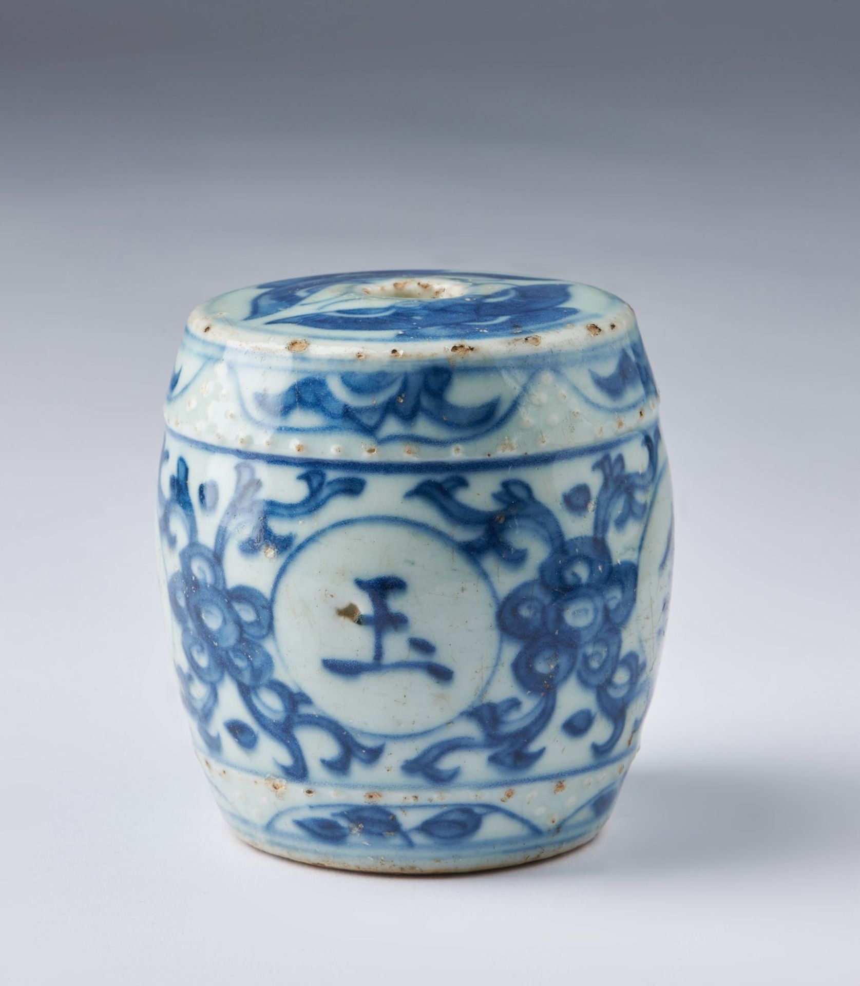 Arte Cinese A blue and white porcelain barrel shaped incense-stiks holder China, Qing dynasty, 17th - Bild 2 aus 4